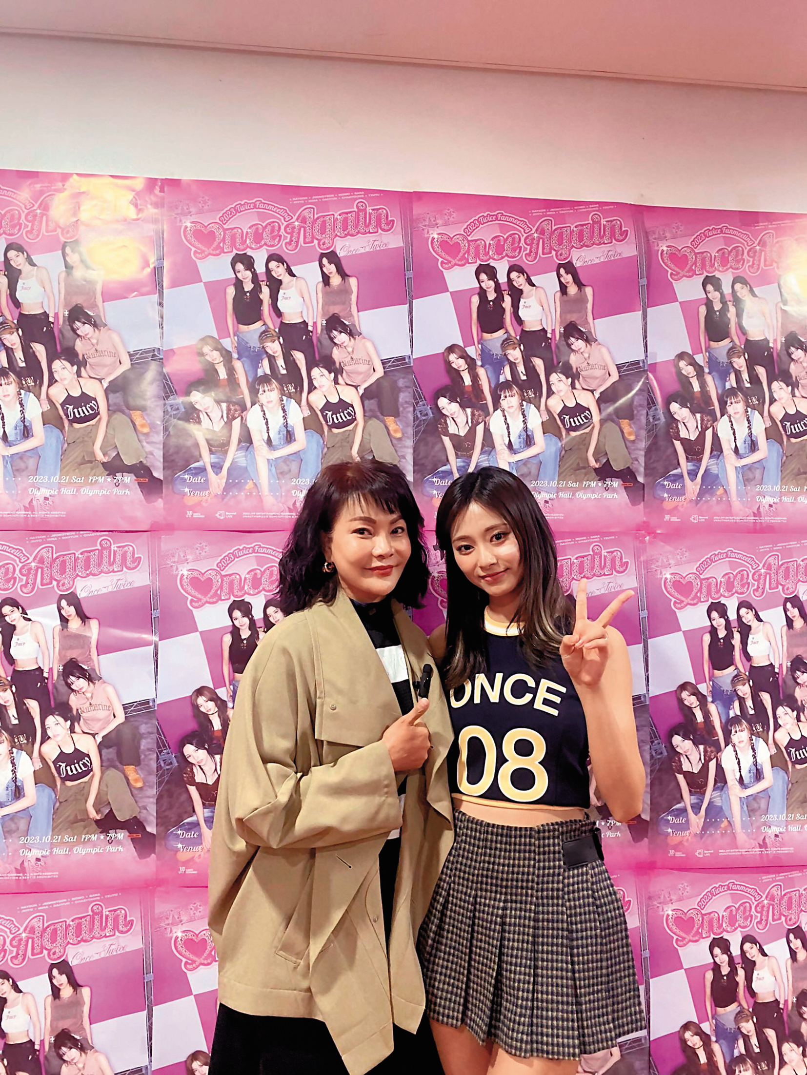 周子瑜的媽媽黃燕玲(左)相當支持女兒,時常飛出國看她表演。(翻攝自lydia黃燕玲X平台)