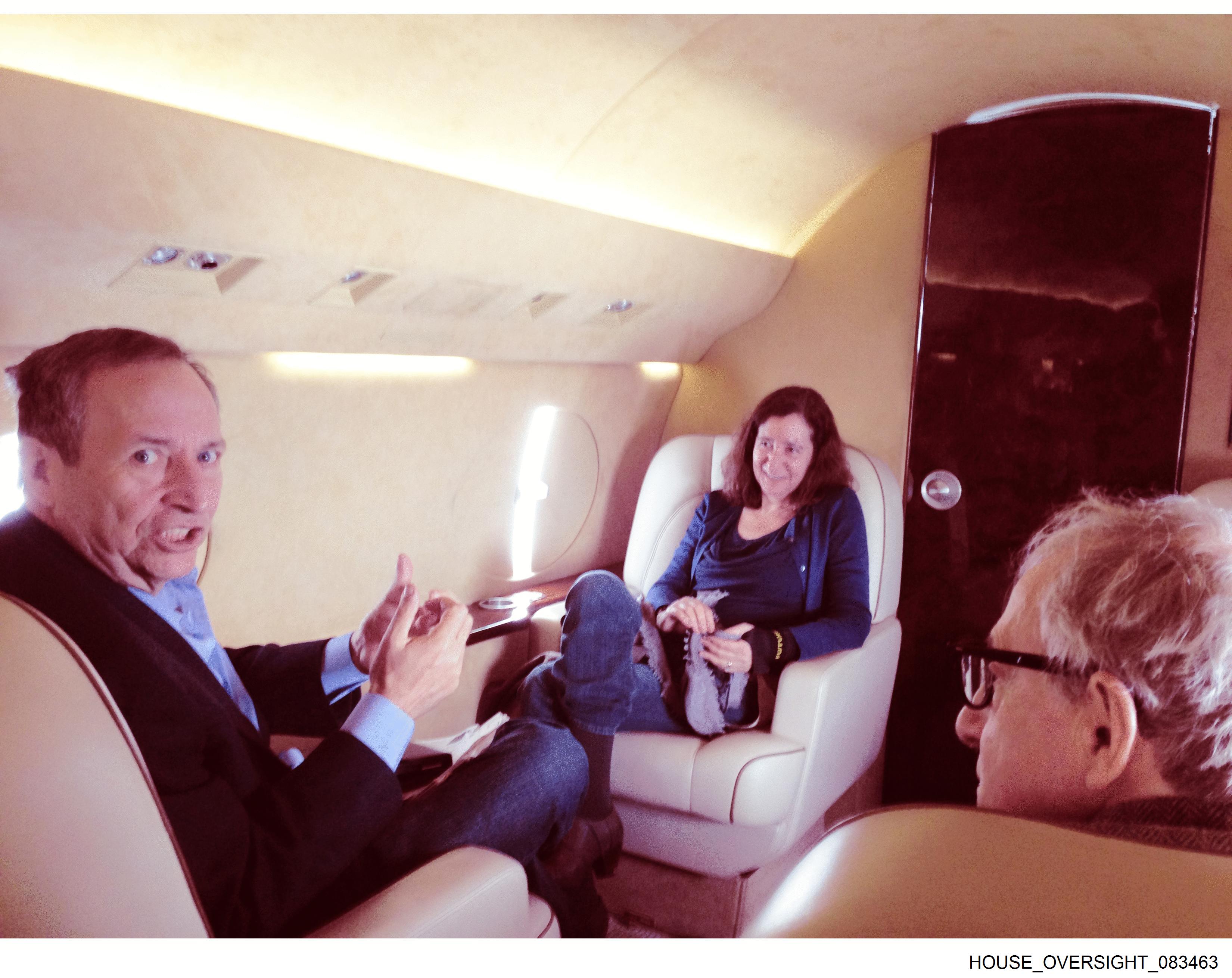 前美國財政部長桑默斯(Larry Summers)、伍迪艾倫和一名女子同乘私人飛機。(翻攝House Oversight Democrats)