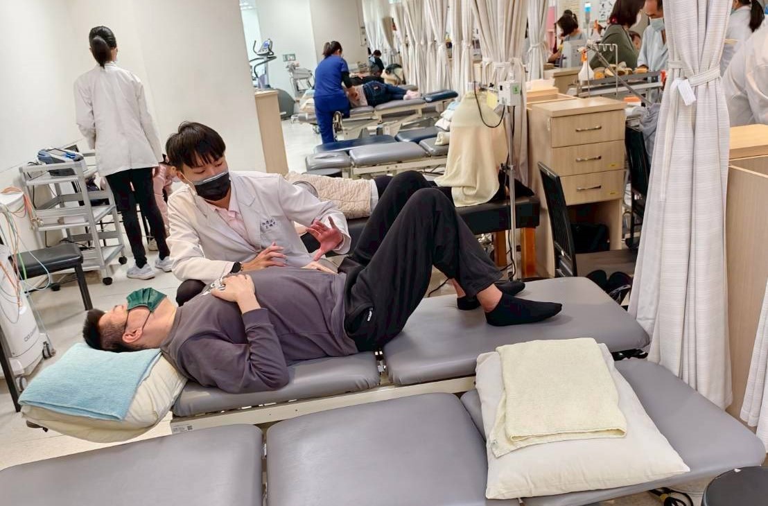 亞東醫院復健中心傳出限制次數爭議，還有病患指稱治療師會言語嘲諷病患。民眾提供（示意畫面，圖中人物與本案無關）