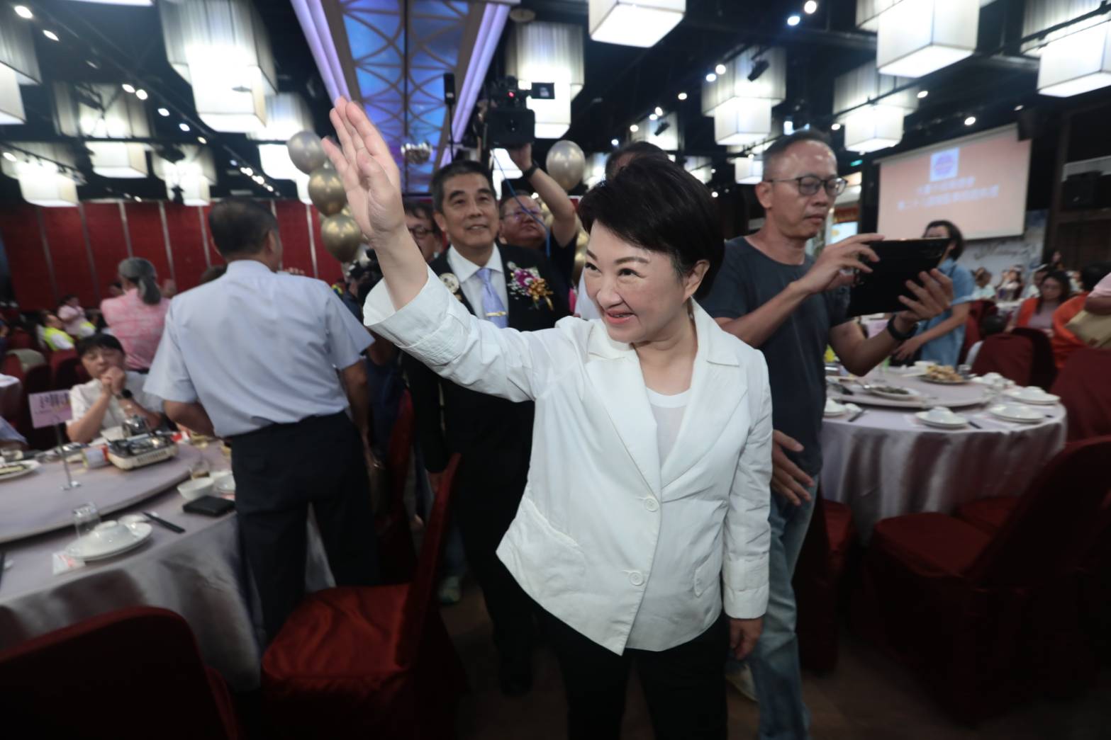 台中市長盧秀燕今天表態拒絕接任國民黨主席，「我曾經說過：最困難的時候，媽媽會留在家。」（鏡報林煒凱攝）