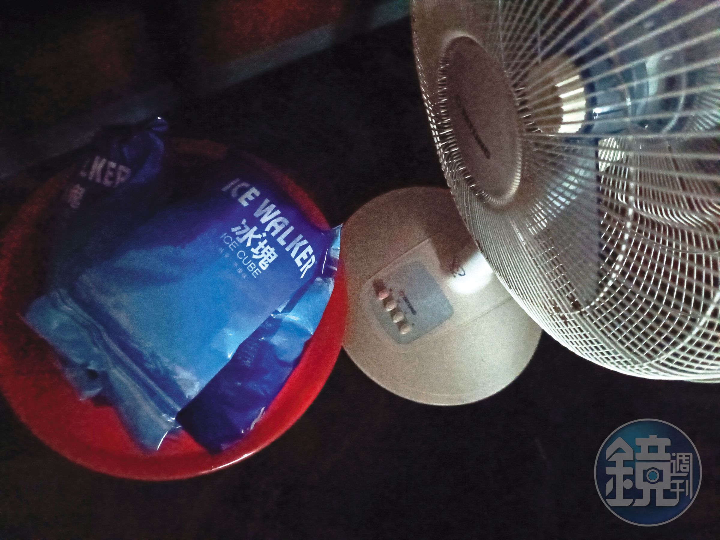 女童死後，母親及表姨在屍體周遭放置大量冰塊，並用電風扇吹拂降溫，意圖掩蓋屍臭。（示意畫面）