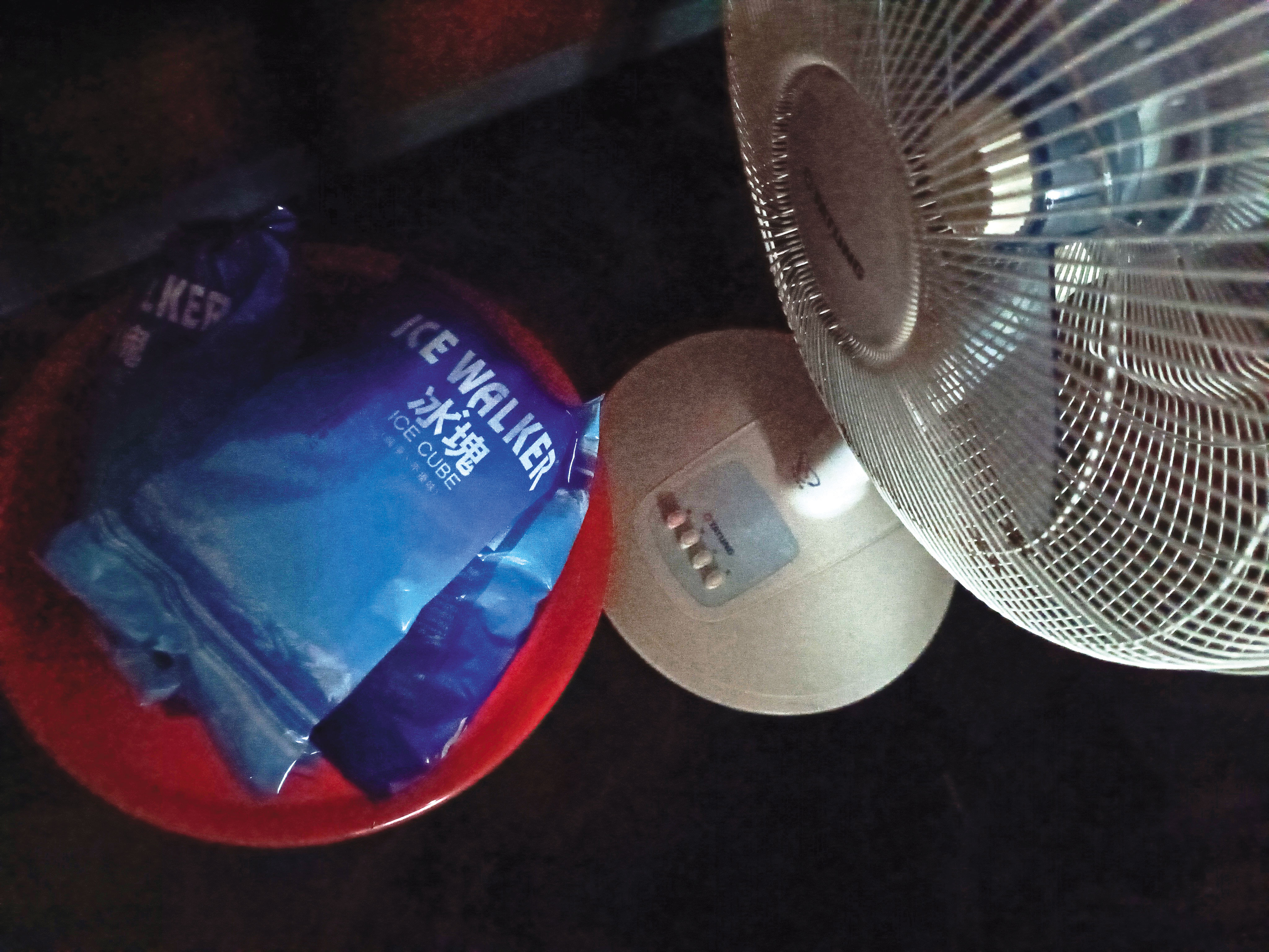 女童死後,母親及表姨在屍體周遭放置大量冰塊,並用電風扇吹拂降溫,意圖掩蓋屍臭。(示意畫面)