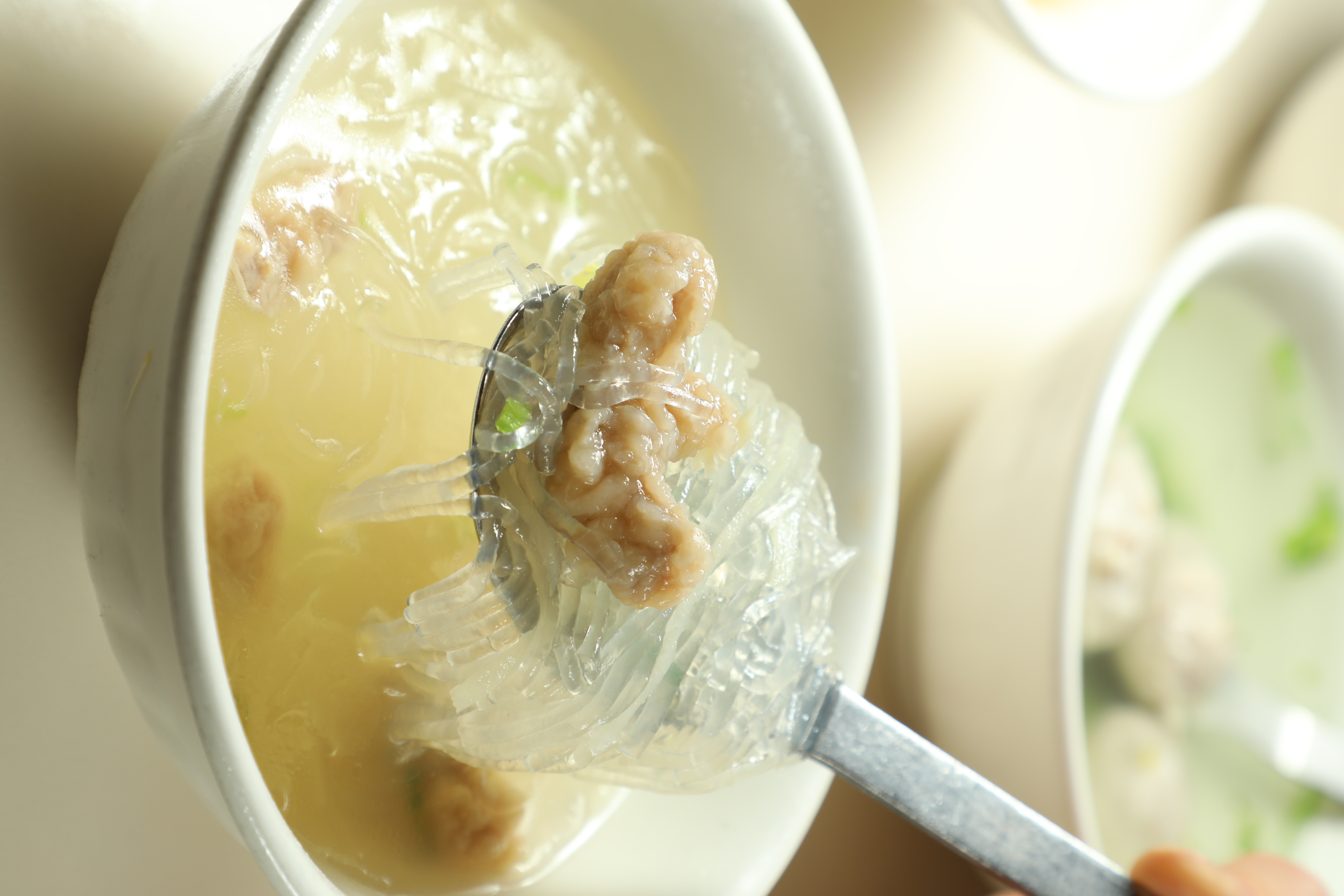 「冬粉湯」清爽甘甜，湯頭中有肉塊和筍絲，跟肉圓搭配恰到好處。（35元／碗）