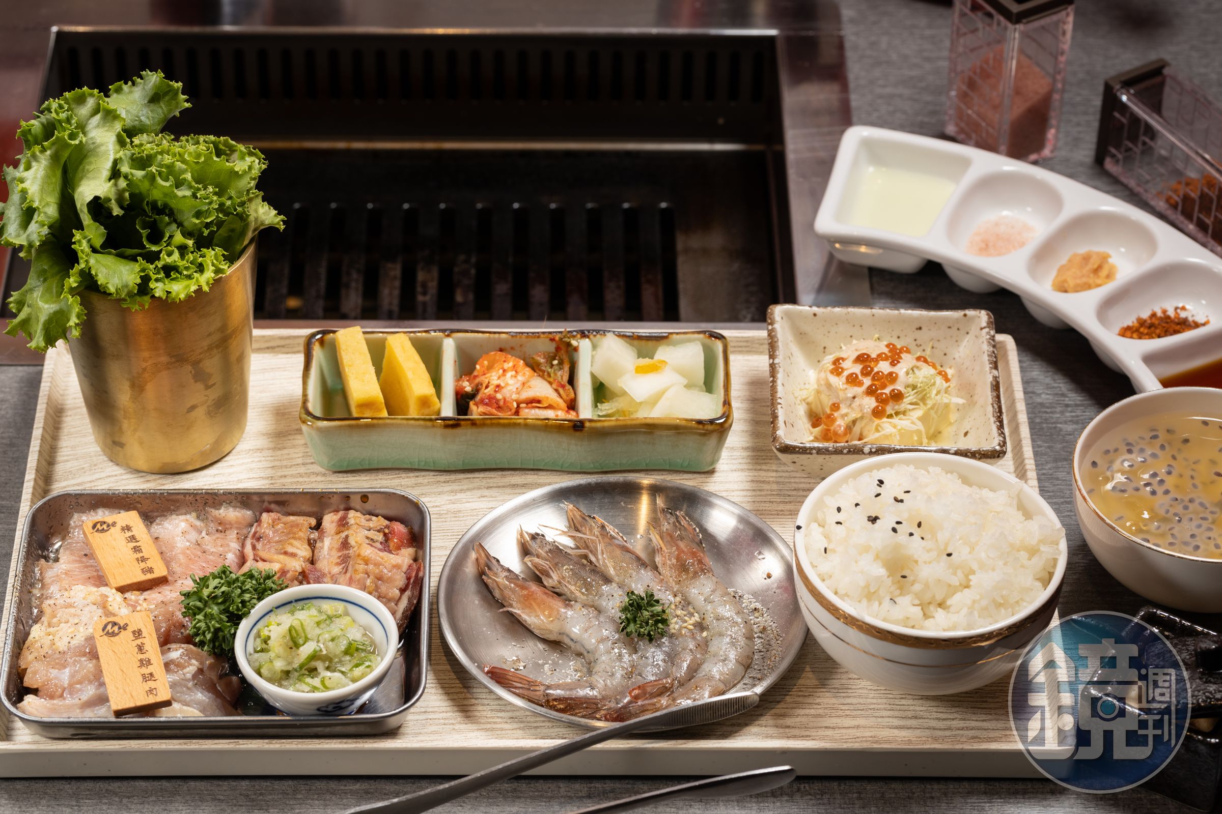 「海陸大餐盛合」能一次嘗到牛、豬、雞3種肉與鮮甜白蝦。（490元／份）