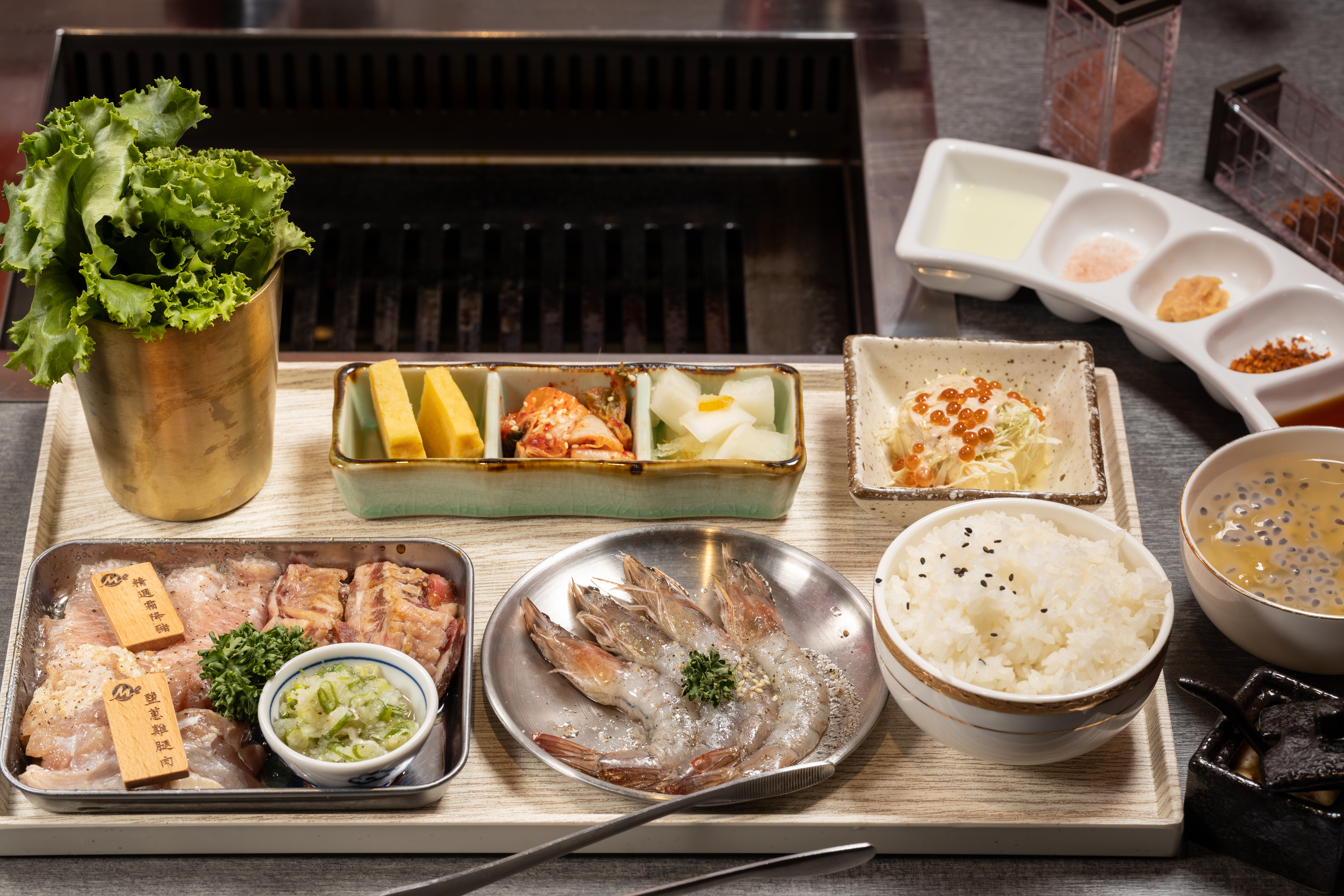 「海陸大餐盛合」能一次嘗到牛、豬、雞3種肉與鮮甜白蝦。（490元／份）