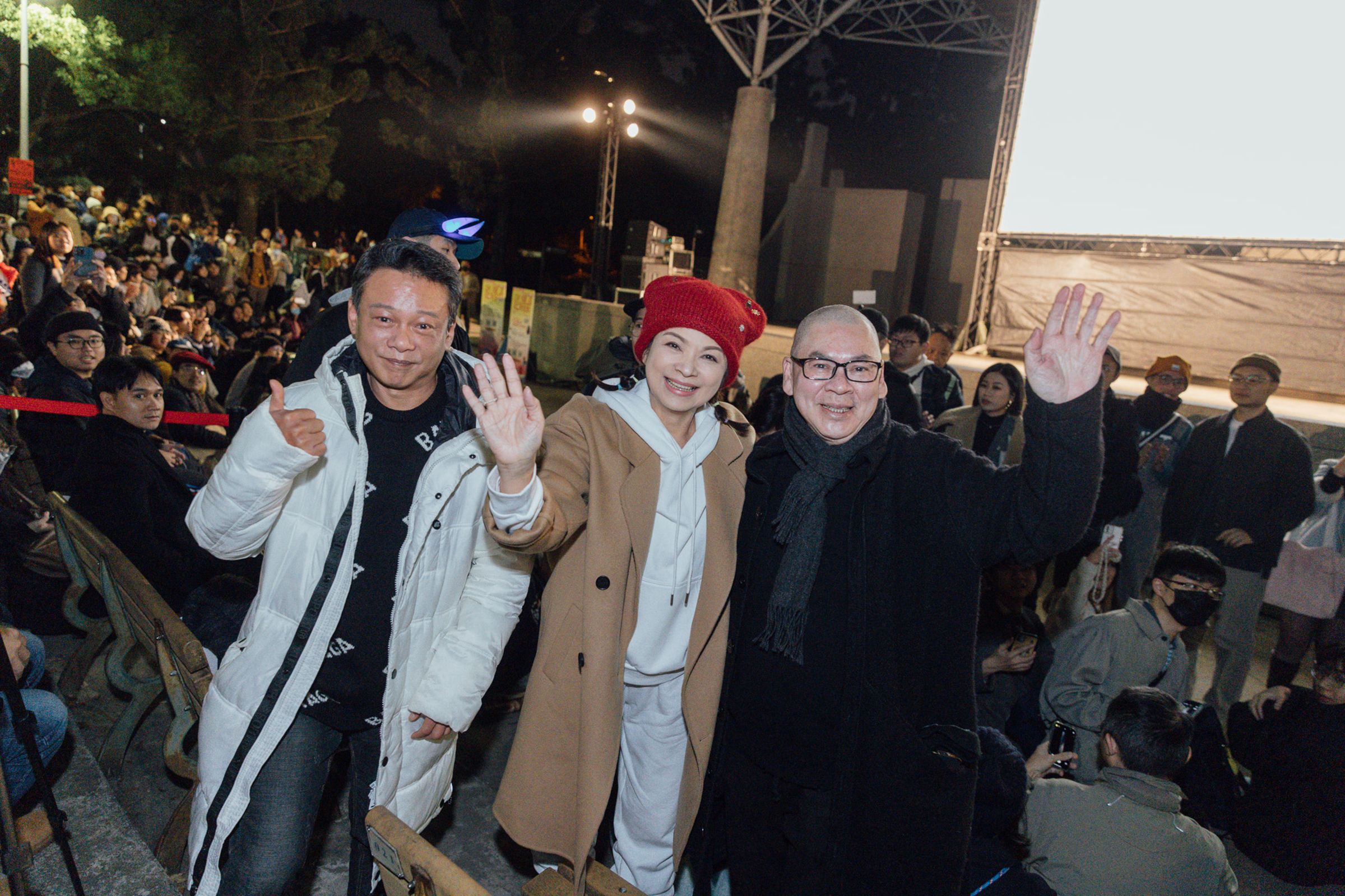 蔡明亮(右起)、楊貴媚、李康生在跨年夜來到大安森林公園《愛情萬歲》放映場地,陪粉絲重看《愛情萬歲》。(國家電影及視聽文化中心提供)