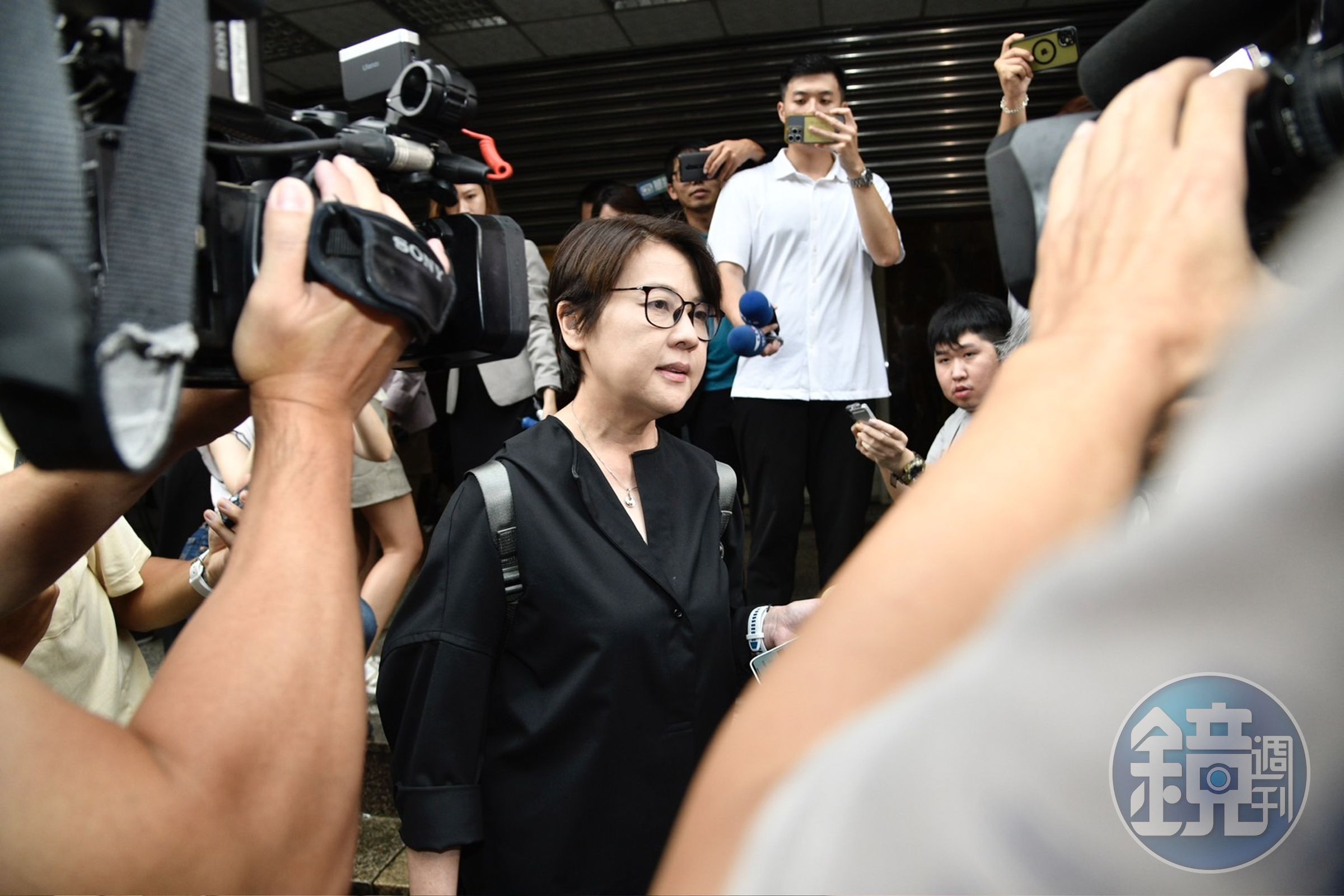 黃珊珊請辭中央委員後,從黨部出發去北檢告端木正。
