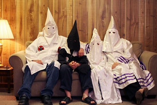 美國極右翼白人至上主義組織「三K黨」（Ku Klux Klan，KKK）招牌的尖頭連帽罩袍。（翻攝自人民網）