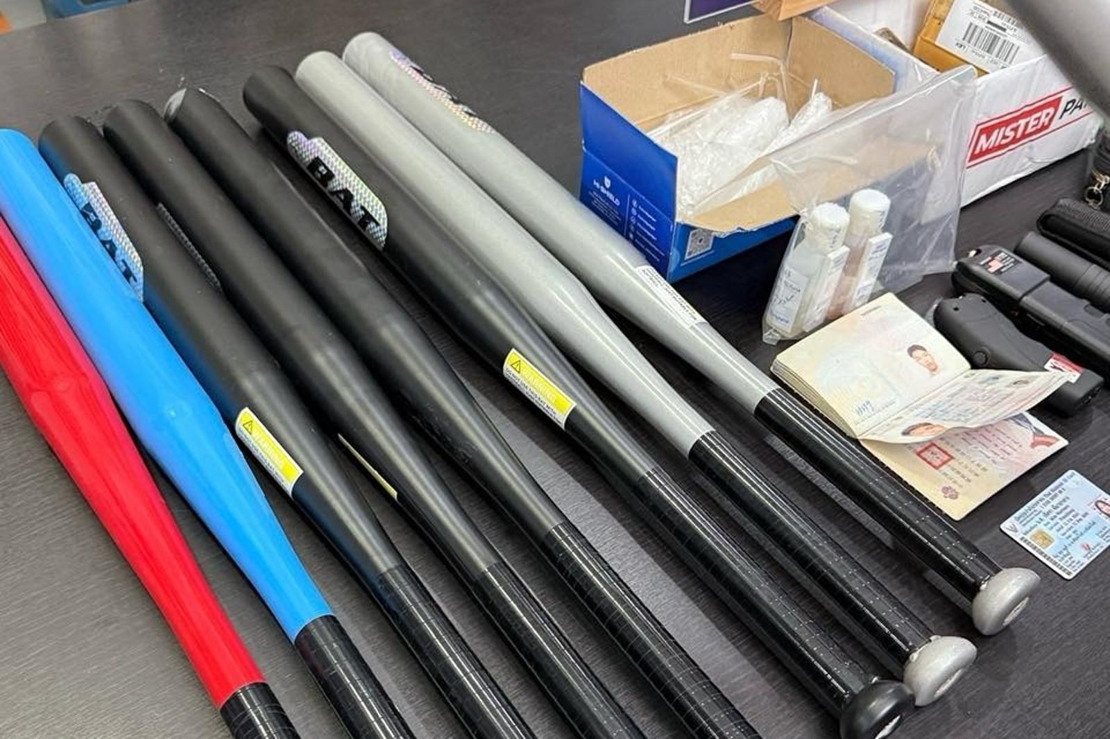 陳男供稱，毒品是向泰國青少年購買的，棒球棍則為鍛鍊身體之用，子彈則來自射擊場，僅作為紀念品。（翻攝畫面）