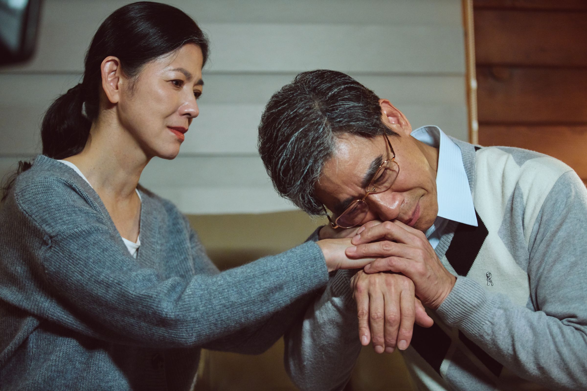 《在光裏的人》翁家明(右)說服妻子陳明真(左)讓他留在山上行醫,太太只能含淚答應。(大愛電視提供)