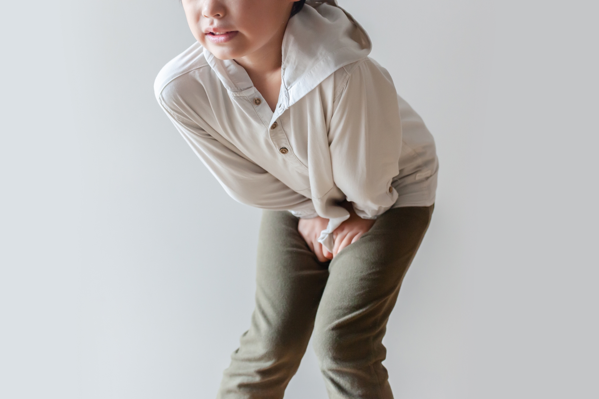 路人將小孩隨地尿在排水溝的照片放上網公審，引發其他網友質疑。（示意圖，photoAC）