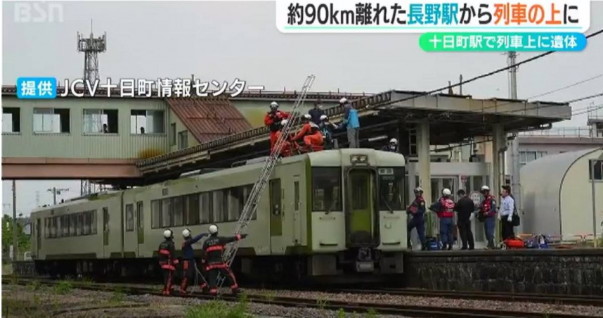 涉事飯山線列車畫面曝光，車頂位置可見血跡痕跡。（翻攝自TBS NEWS DIG）