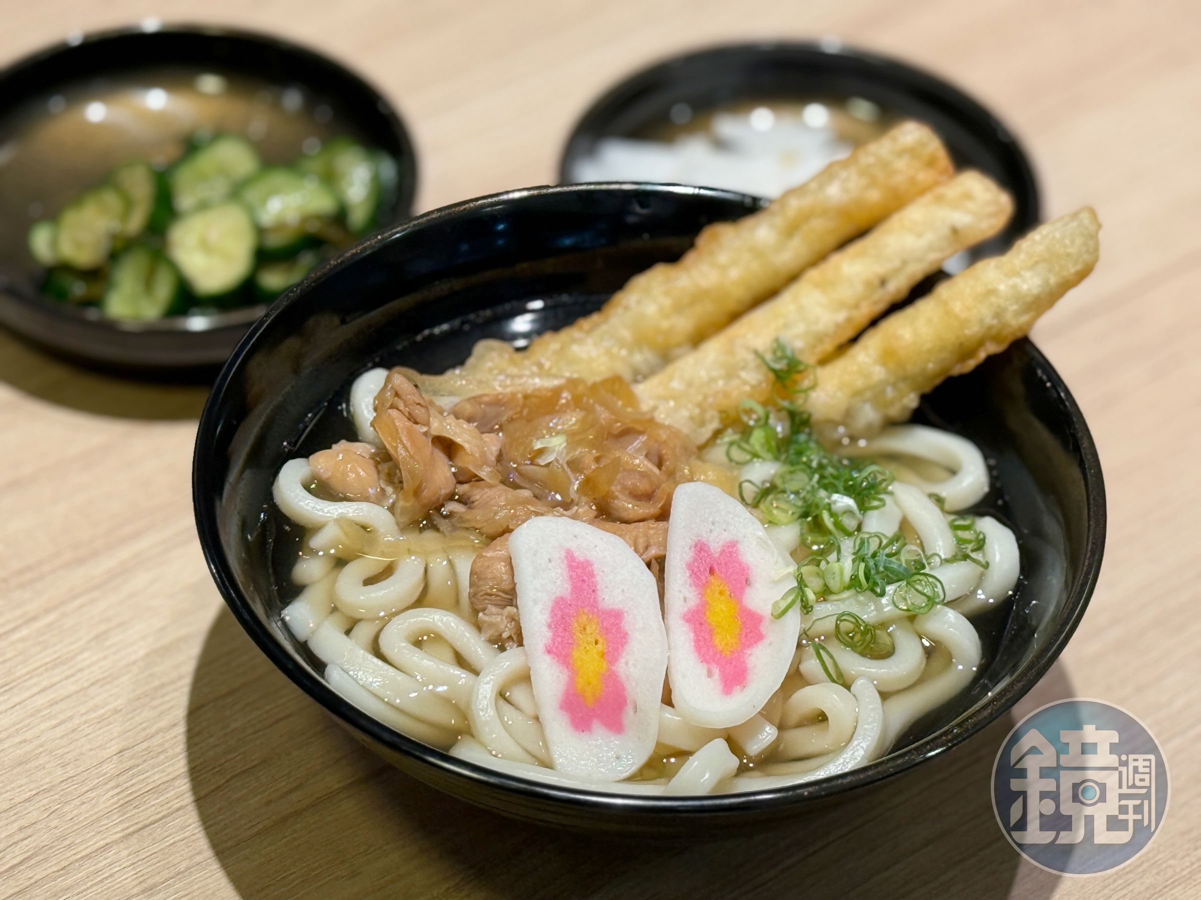 「雞腿肉+牛蒡天婦羅烏龍麵」湯頭以柴魚、鯖魚、昆布及香菇熬製高湯為基底,搭配招牌牛蒡天婦羅。(200元/碗)