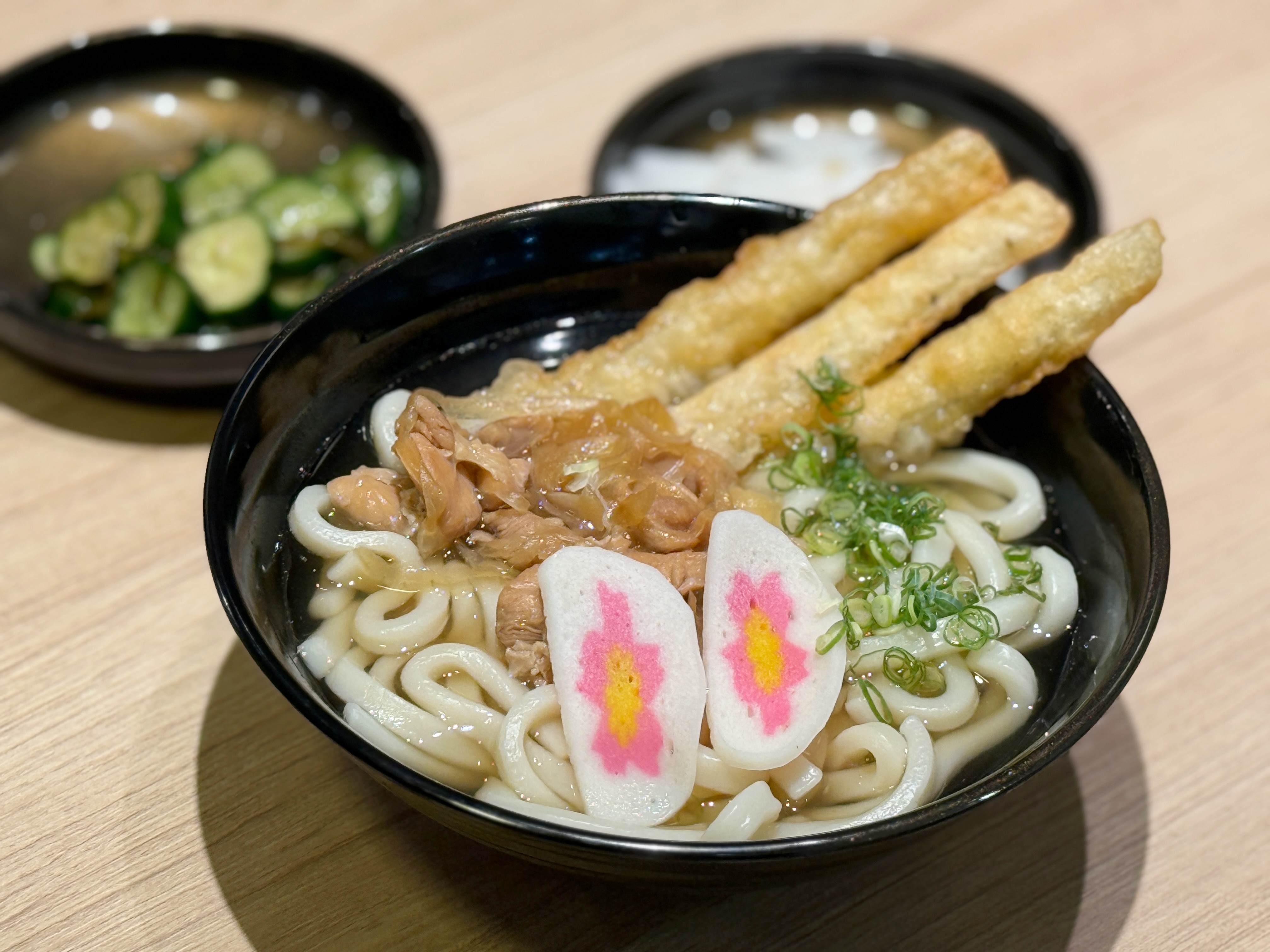 「雞腿肉＋牛蒡天婦羅烏龍麵」湯頭以柴魚、鯖魚、昆布及香菇熬製高湯為基底，搭配招牌牛蒡天婦羅。（200元／碗）