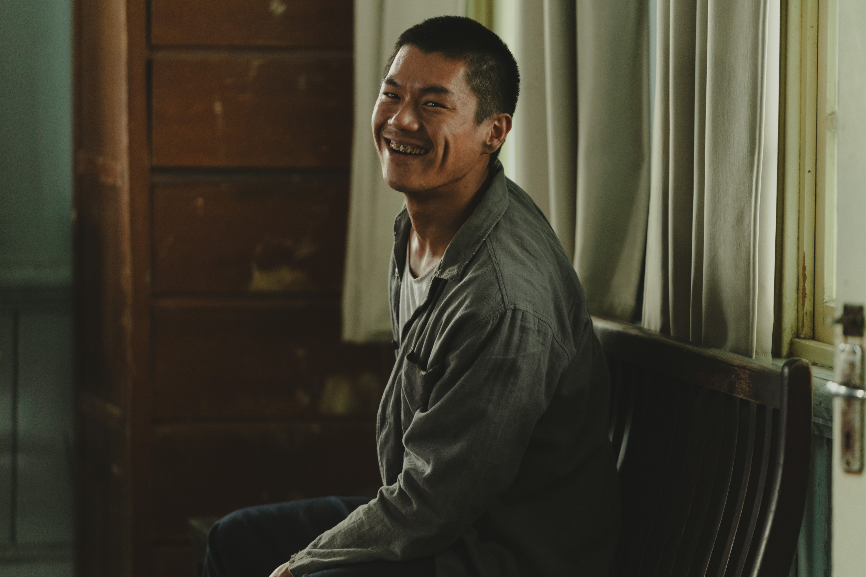 電影《大濛》男主角柯煒林在片中飾演三輪車伕,一改型男形象。 (華文創提供)