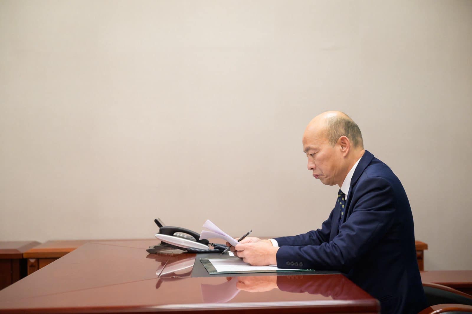 新任立法院長韓國瑜春聯今（6日）曝光，以「龍耀吉慶」4字慶賀龍年新春快樂。（翻攝自臉書@韓國瑜）