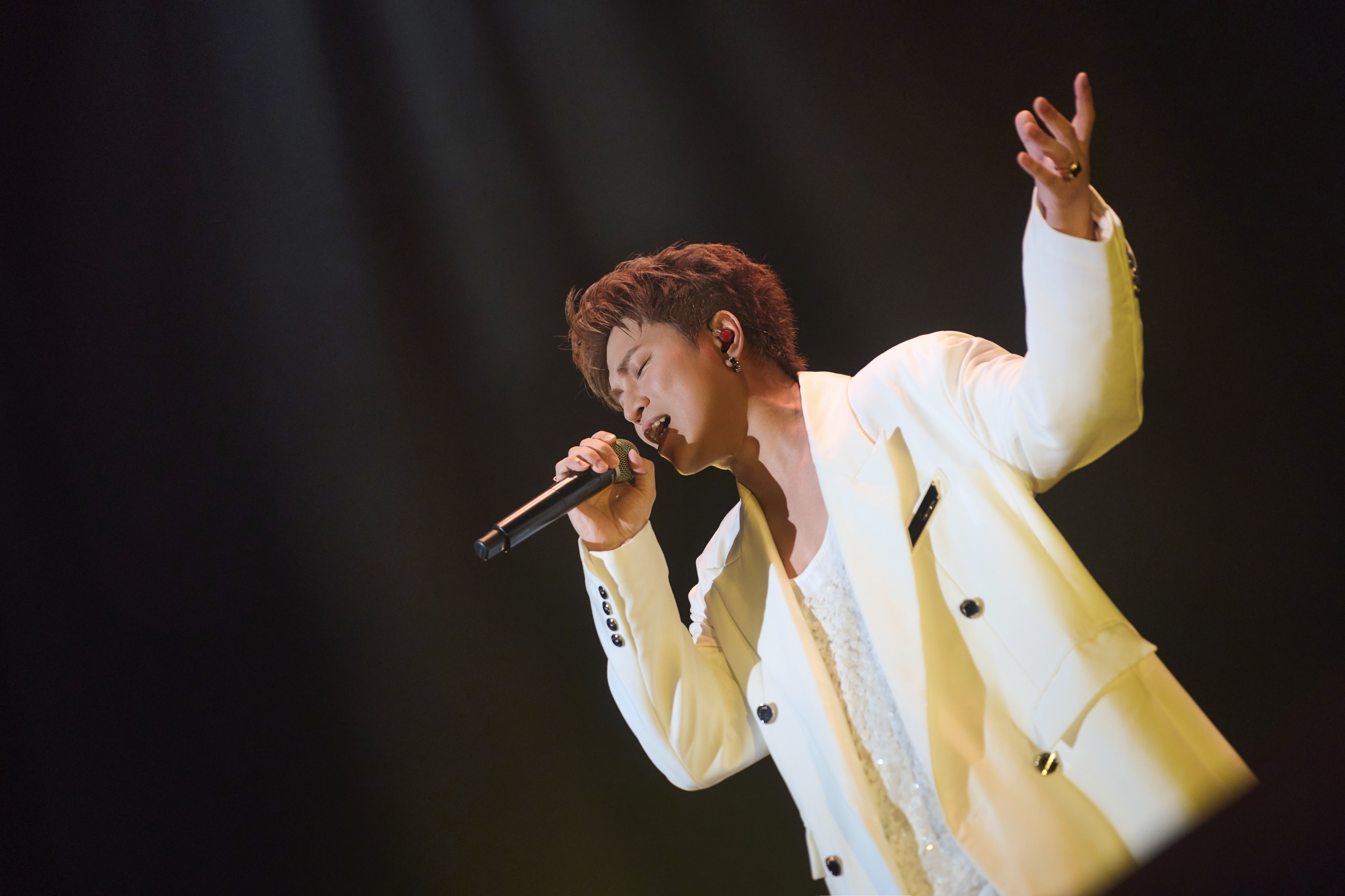 蕭景鴻《以我為名》新專輯巡迴演唱會首場登場,完售滿場見證他出道24年來首次個人演唱會圓夢時刻。(相信音樂提供)