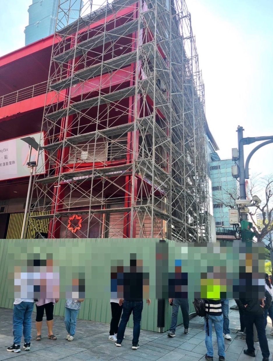 北市信義威秀工地外牆今發生鐵條掉落砸傷人意外。(翻攝畫面)