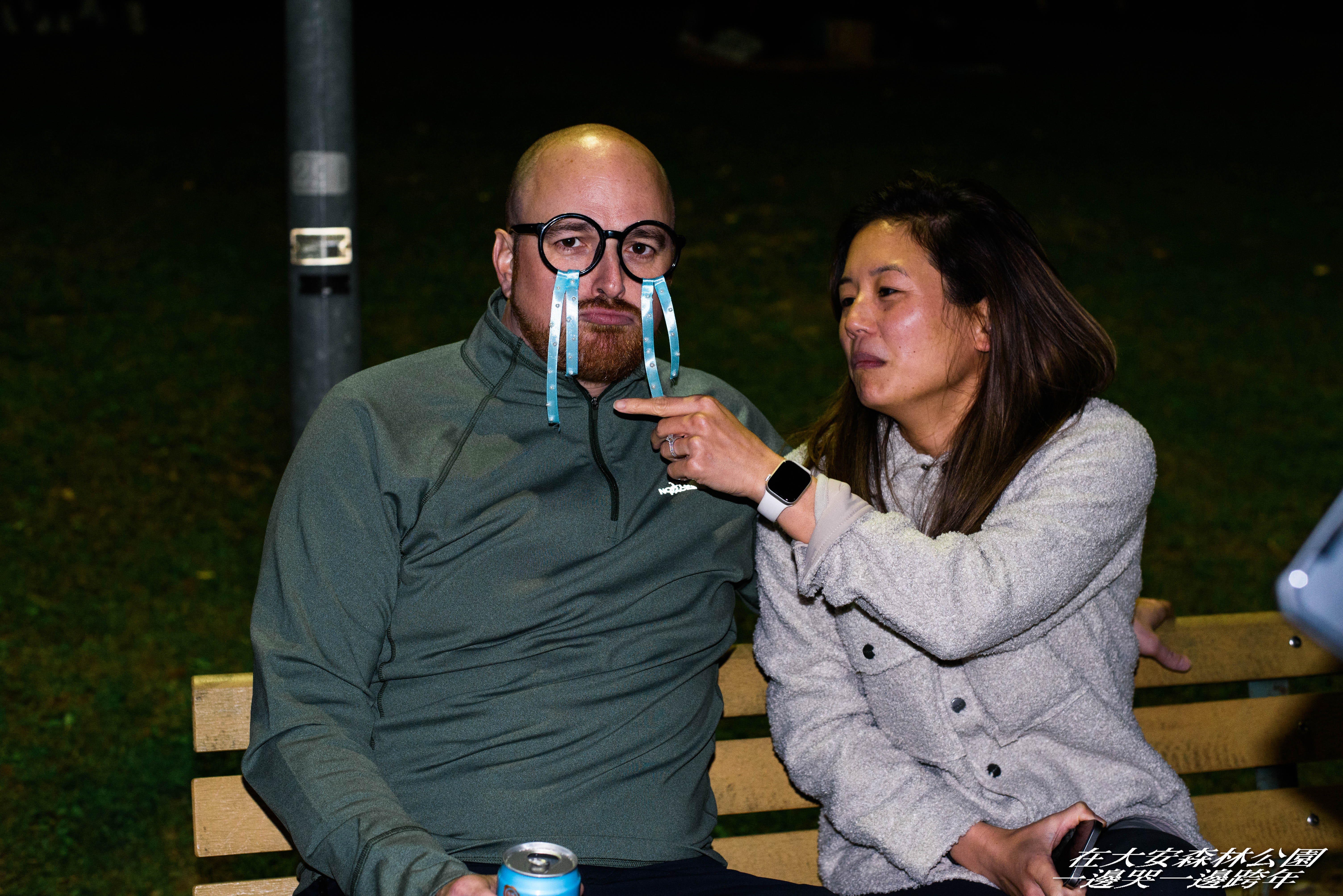 昨晚有上百人齊聚大安森林公園一起哭著跨年。（翻攝臉書活動頁面「在大安森林公園一邊哭一邊跨年」／網友柯嘉偉）