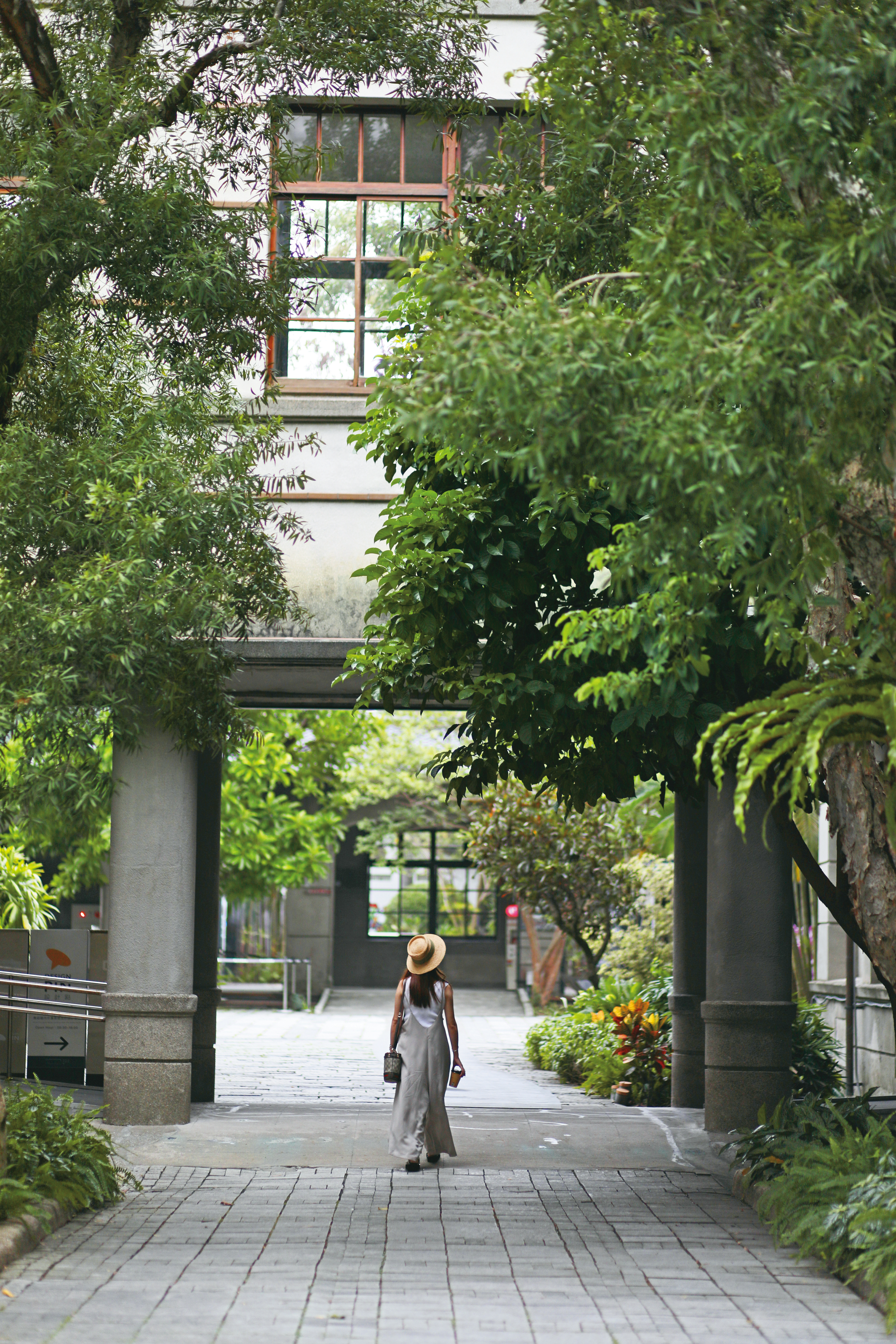 穿梭於松山文創園區的建築廊道，可感受台北流轉百年的歷史韻味。（攝影／彭仁義）