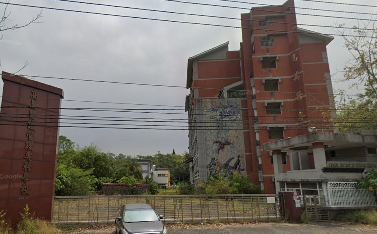 高雄美濃區廢棄校園驚傳命案，60萬訂閱網紅「未來男友Liann」闖入拍片時赫見男屍，現場畫面怵目驚心。（翻攝自google maps）