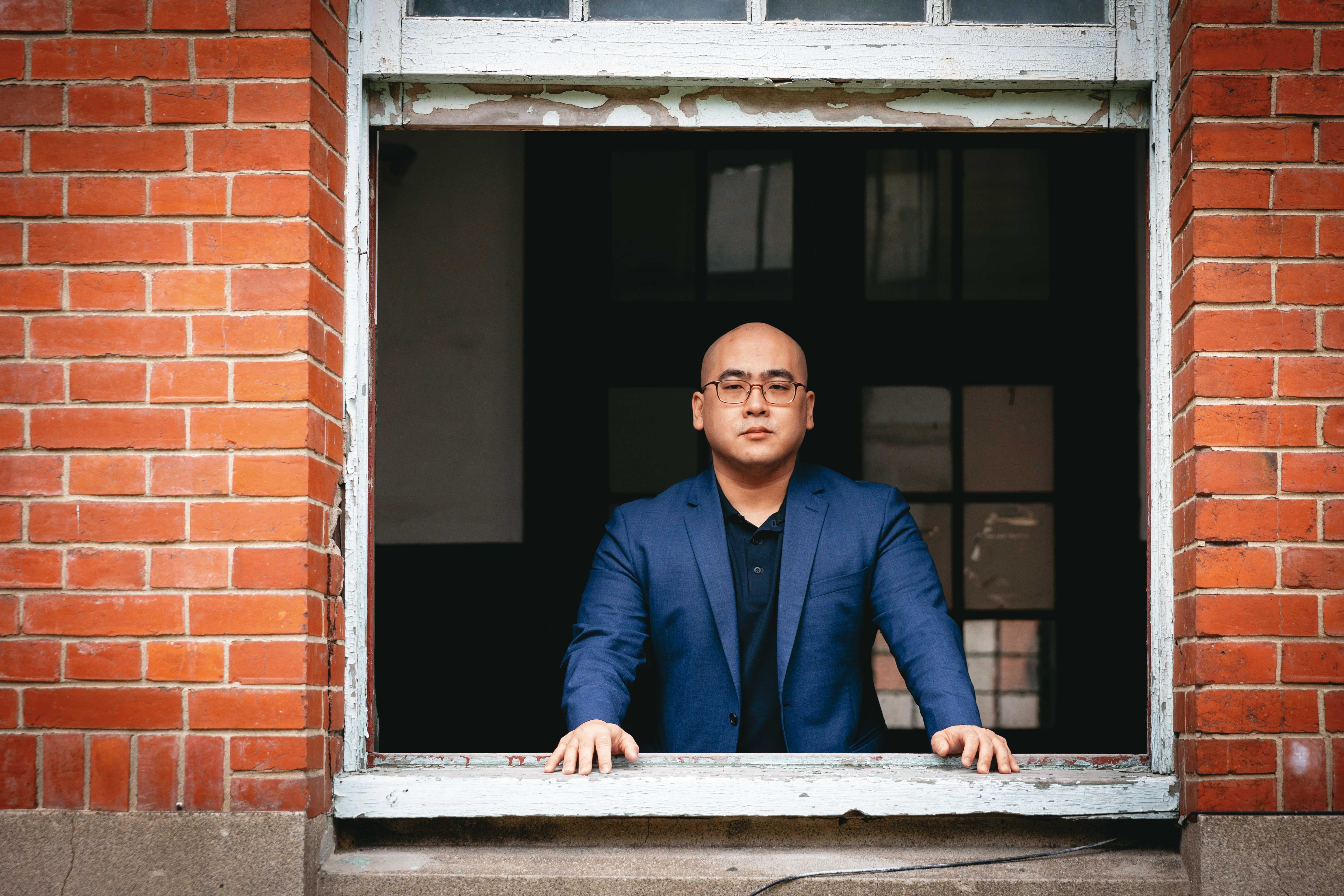 蕭奕弘原是讀電機的理工男，一路從大學讀到博士班，中途卻休學去當兵，對未來十分茫然。