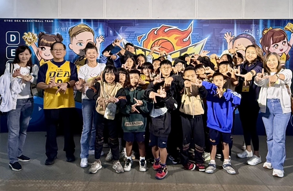 中信特攻攜手東森幼幼基金會，邀請南投地利國小和基隆建德國小進場看球。（中信特攻提供）