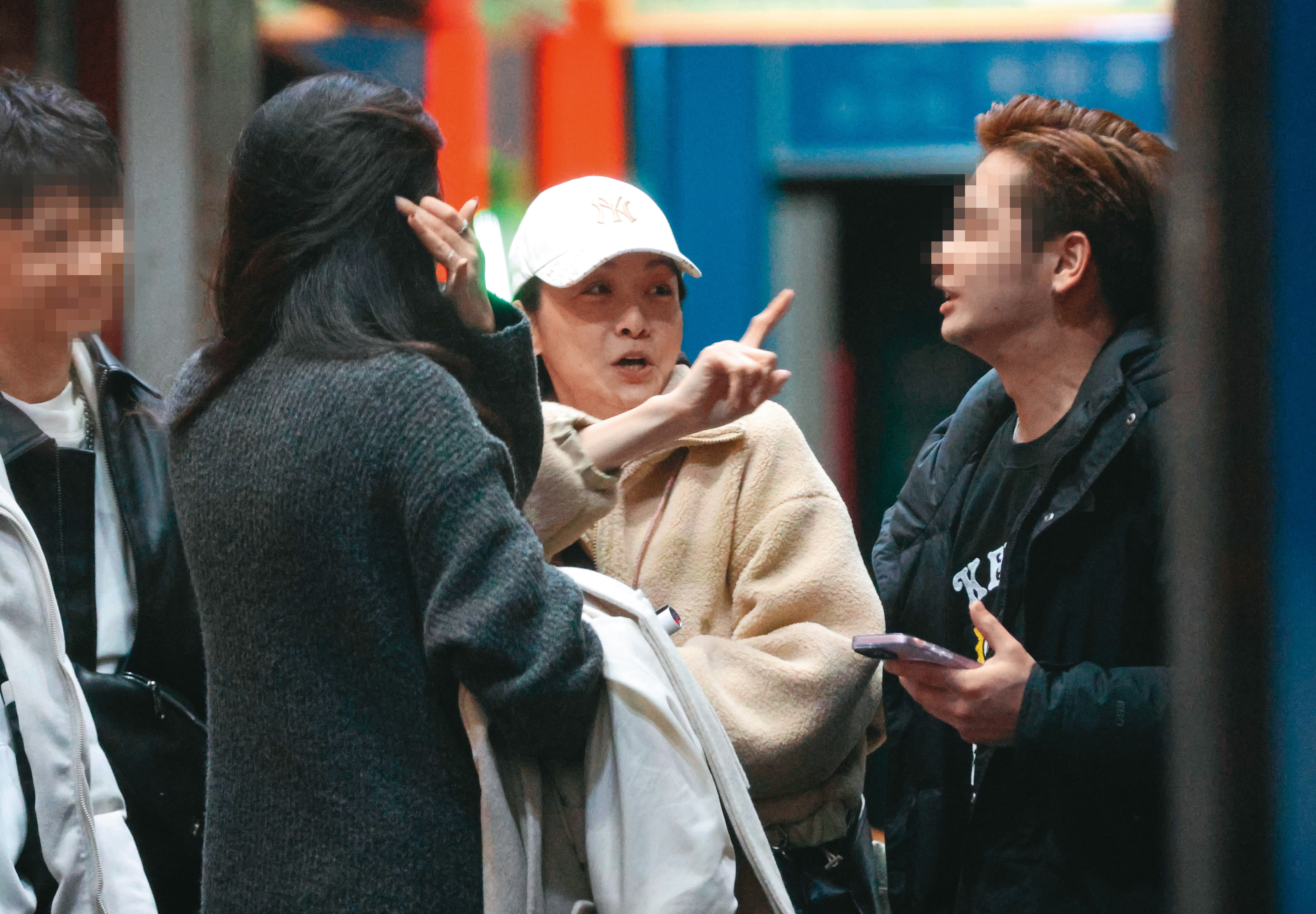 2/23 00：50江祖平（右二）與友人們在「錢櫃」門口聊天，她的表情非常逗趣。