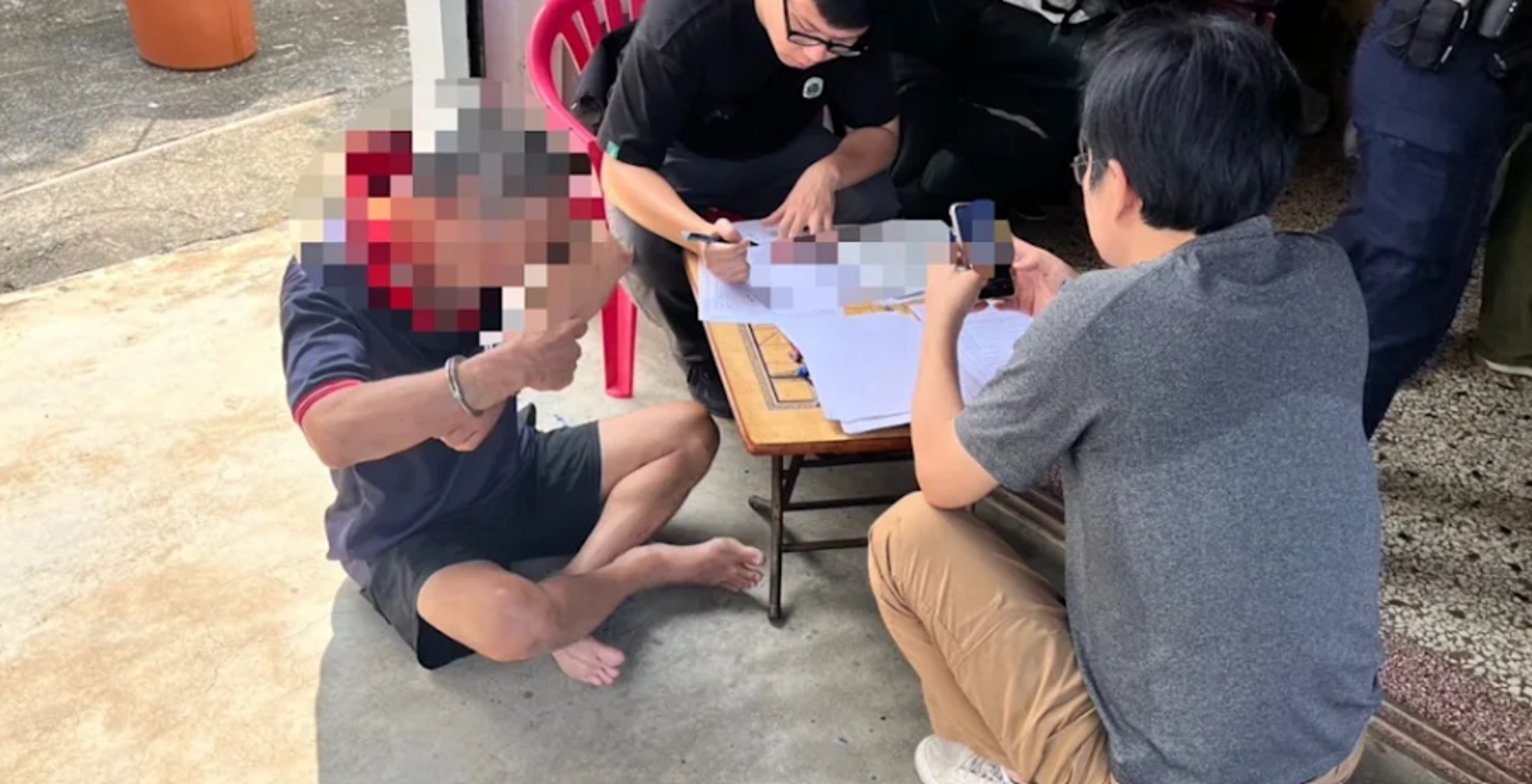 55歲陳姓男子涉嫌施用第二級毒品甲基安非他命後駕駛小貨車,撞上路旁86歲黃張姓婦人駕車逃逸,婦人送醫搶救後仍宣告不治。(翻攝畫面)