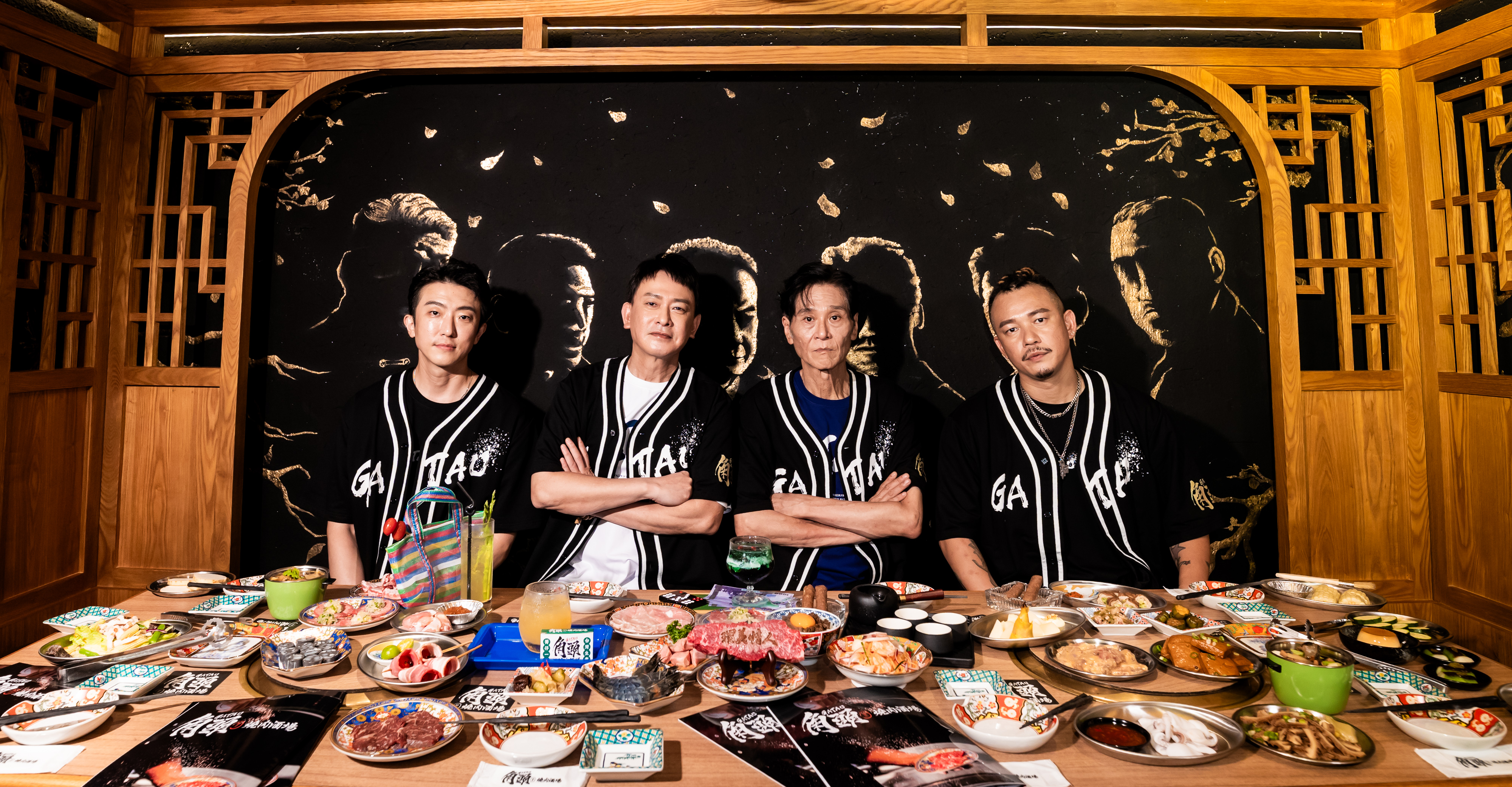 電影《角頭》聯手燒肉品牌「胡同」推出官方首間聯名主題餐廳，４位演員張懷秋、王識賢、喜翔、白吉勝到場力挺。（曼尼娛樂提供）