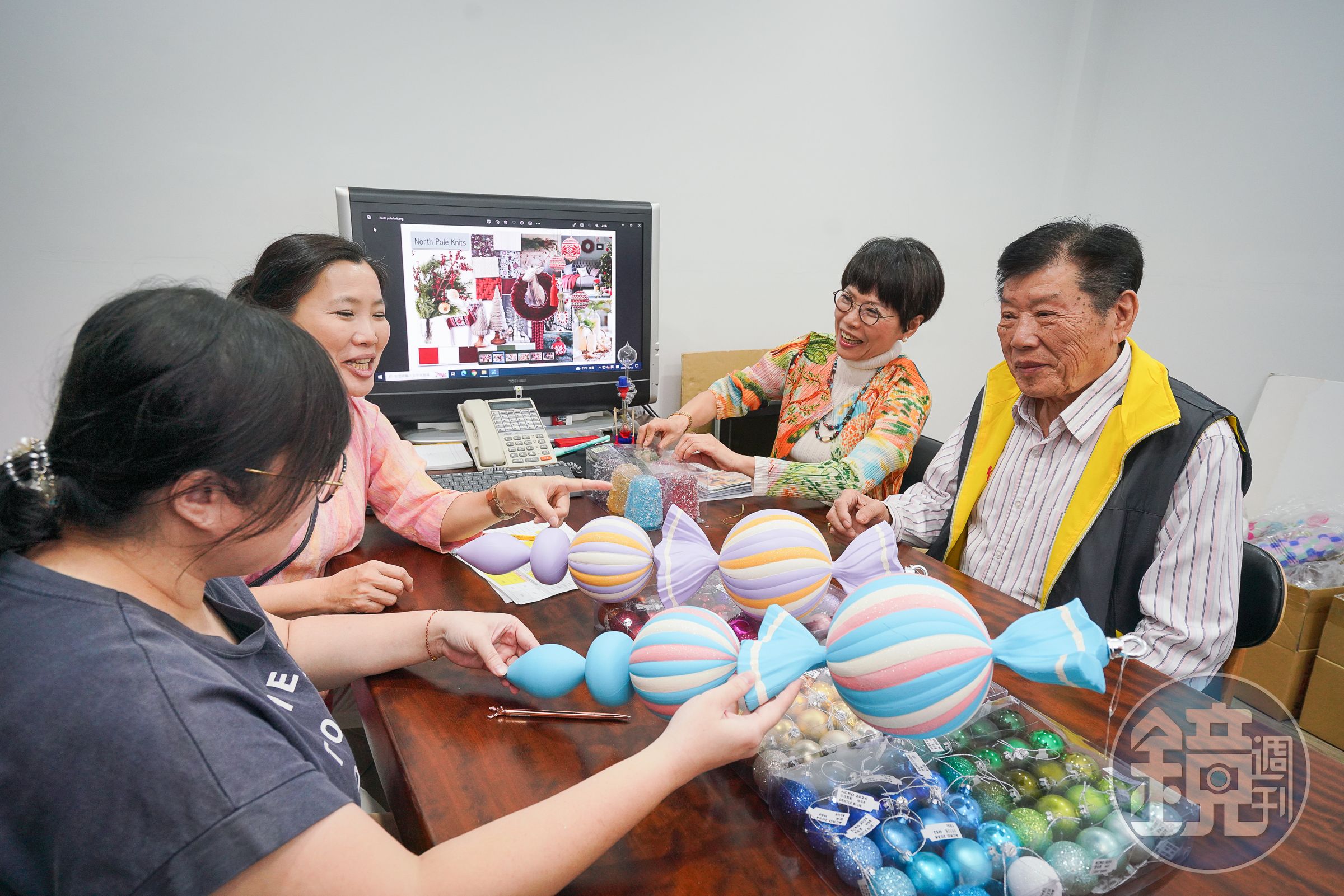 張松田至今仍常與大女兒(右二)、三女兒(左二)一起討論新產品。