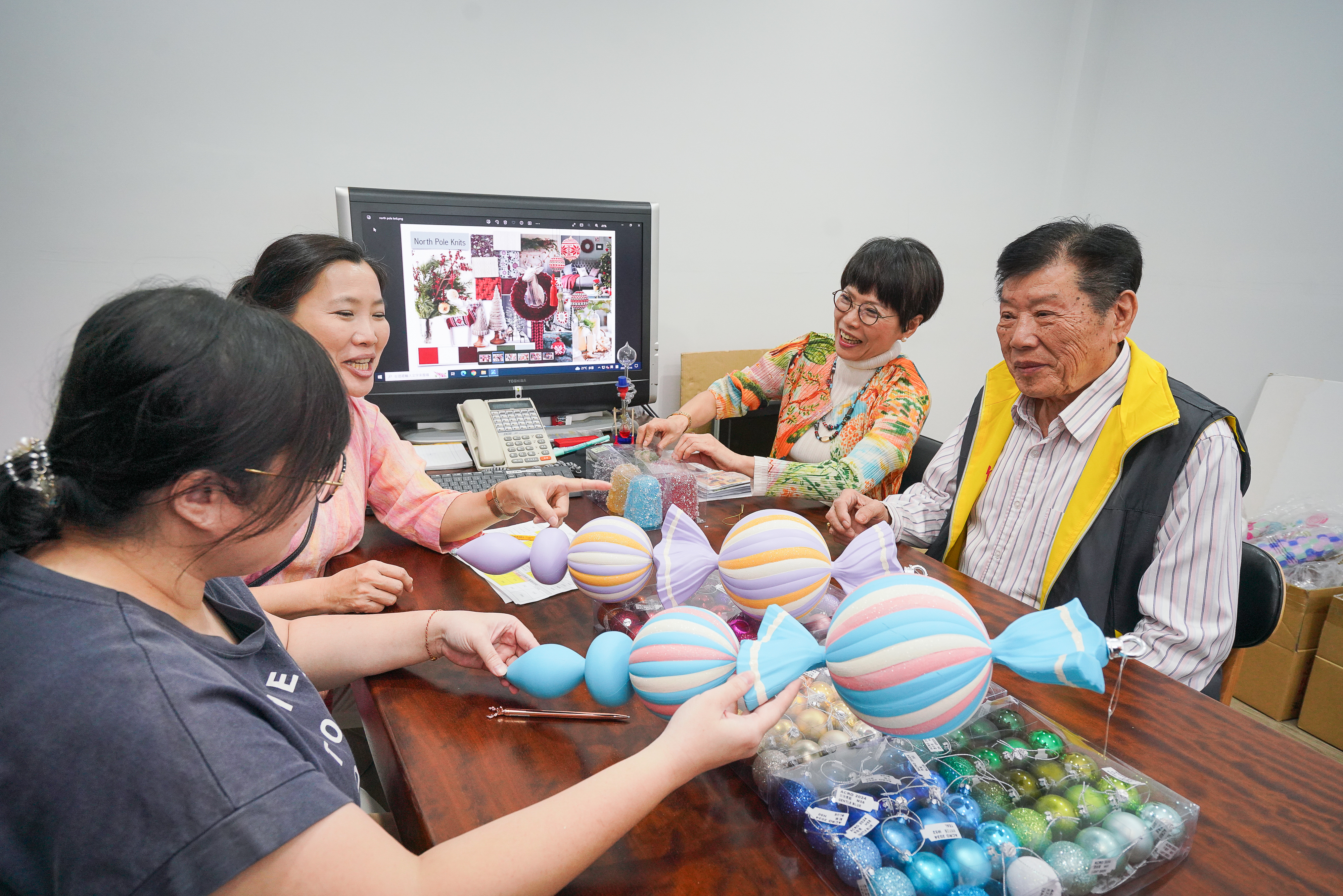 張松田至今仍常與大女兒（右二）、三女兒（左二）一起討論新產品。
