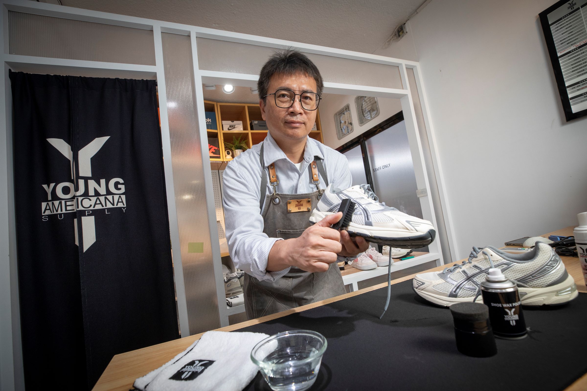 拿著豬鬃毛軟刷刷鞋面的Y.A.S鞋類洗護中心創辦人郭子仲，一開始專注於開發美鞋清潔與用品，後被敲碗進軍洗鞋業，五年經營，開出47家連鎖店，營業額破億元。