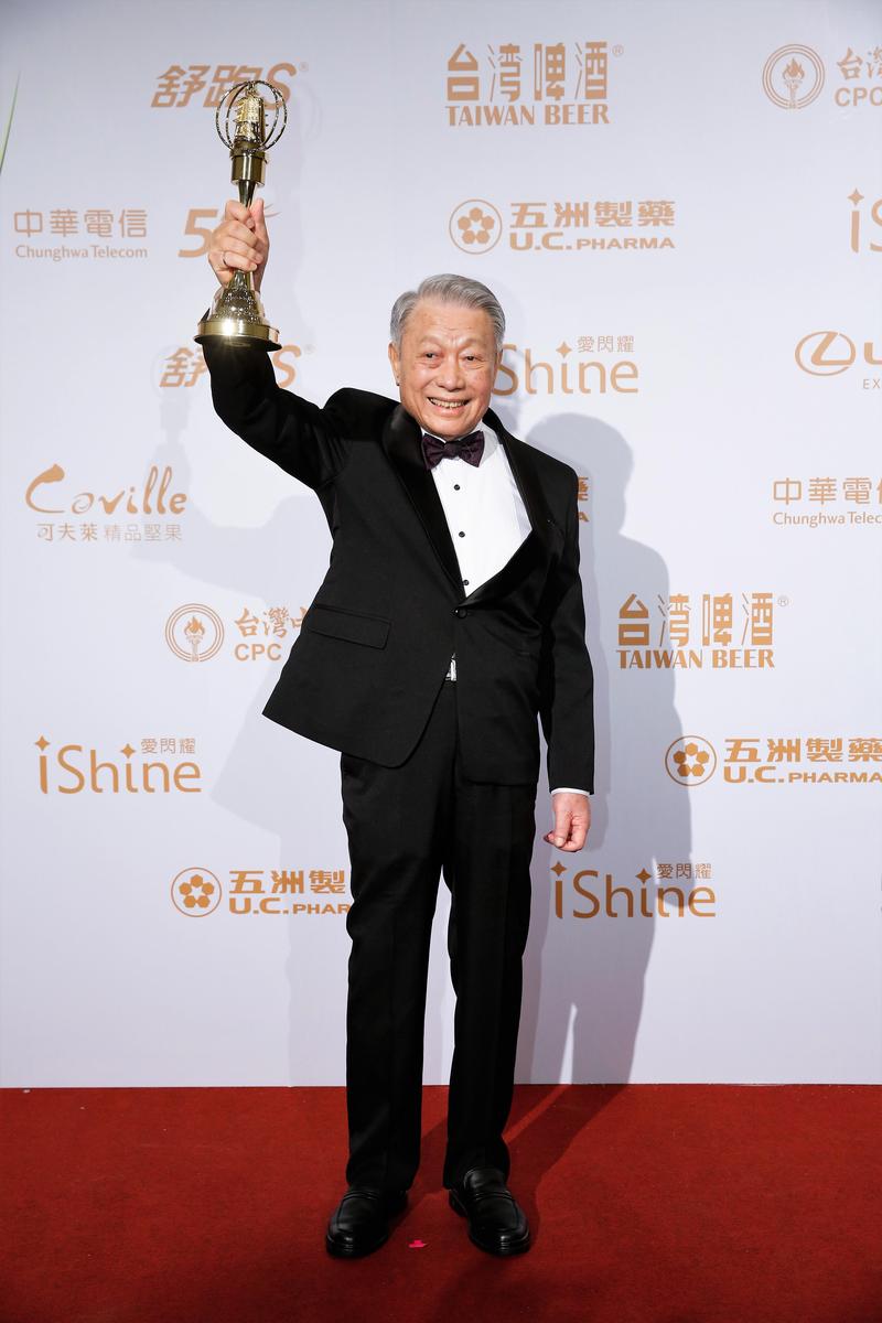 圖說林義雄拿到金鐘獎終身成就獎時開心激動的神情。(本刊資料照)