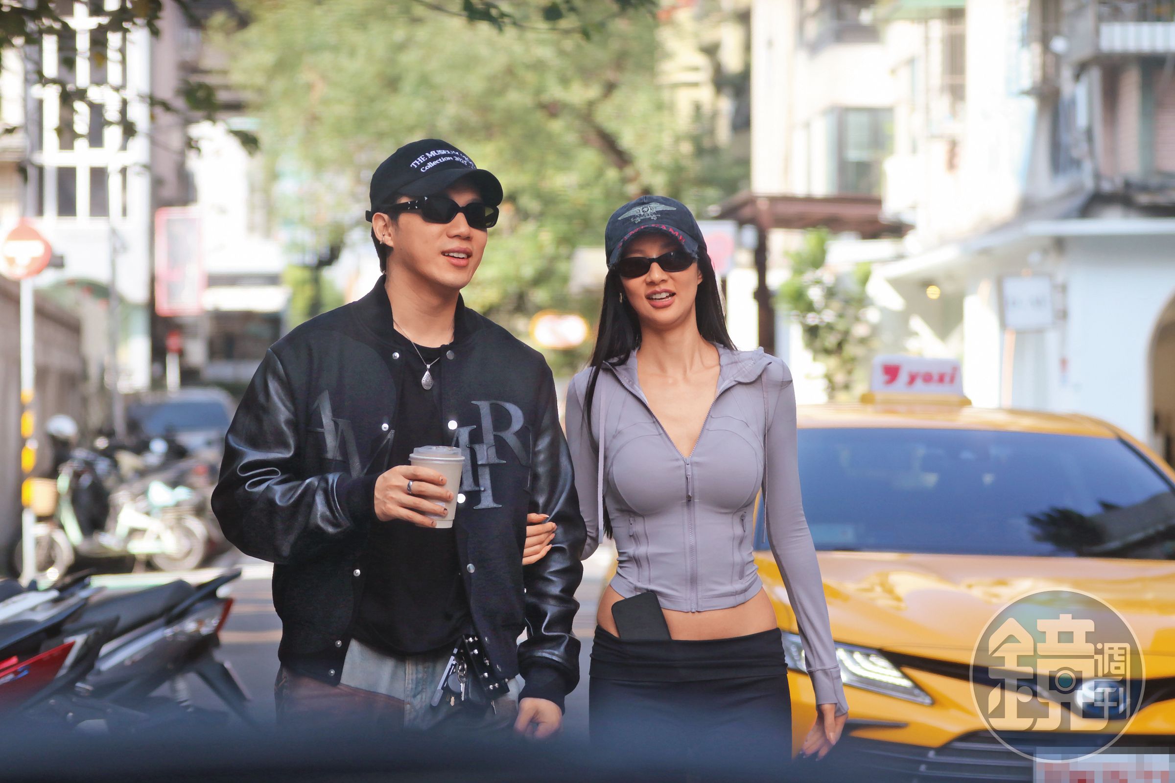 14：30　ØZI（左）和女友Jane（右）現身台北東區街頭約會。