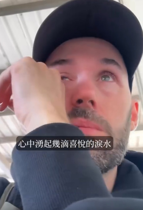 Brendan被台灣人的熱情感動，談到經歷時還落淚。（翻攝threads@suttpups）