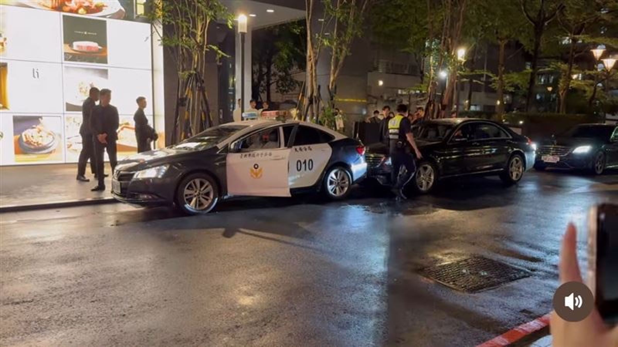 警車緩速向後倒退撞上後方主辦單位的高級豪車。（threads@ktc.121提供）