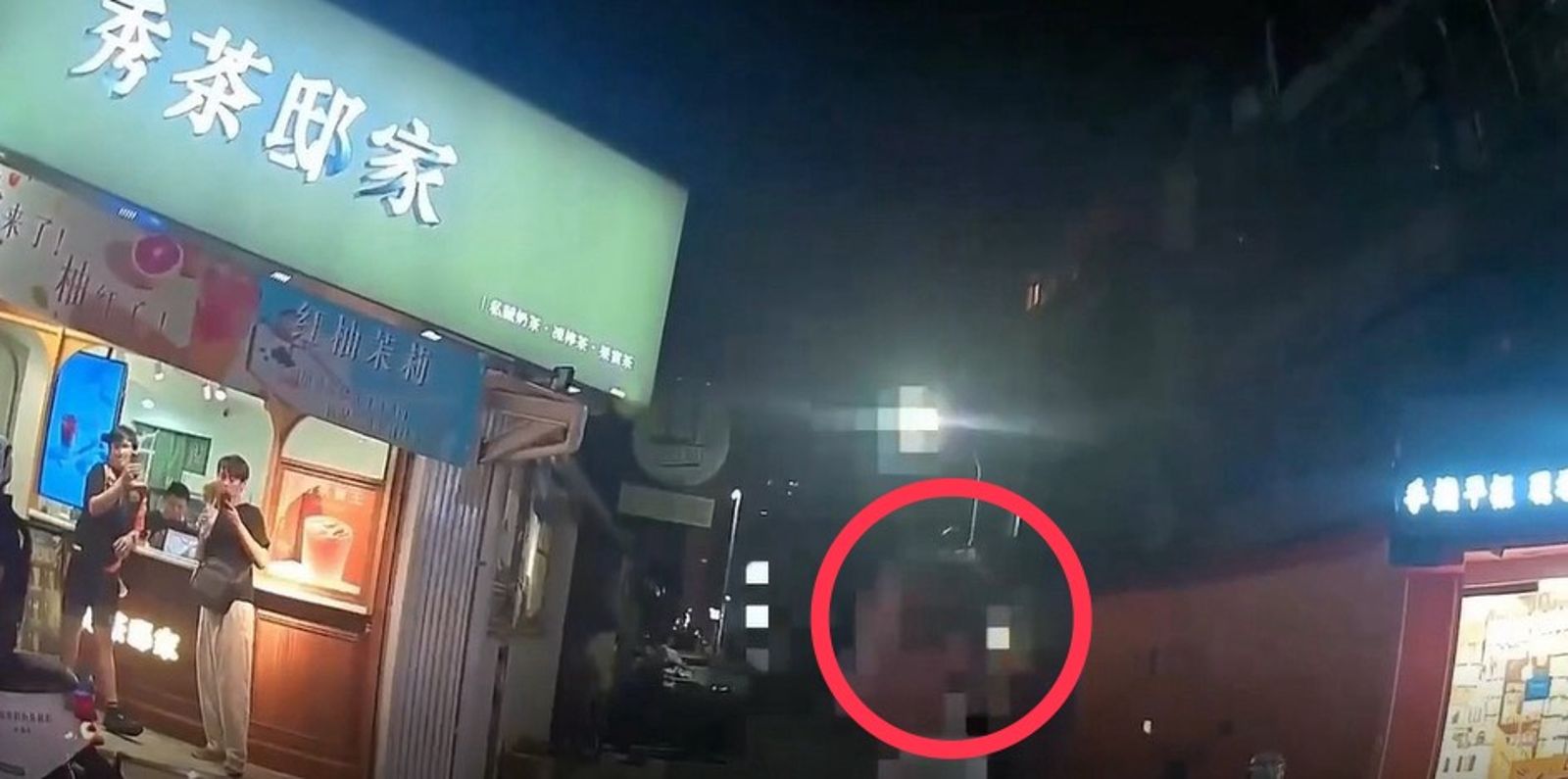 不滿車燈照到住處…….婦人怒搬板凳坐路中央喊「接受他的光線」 全網看傻眼