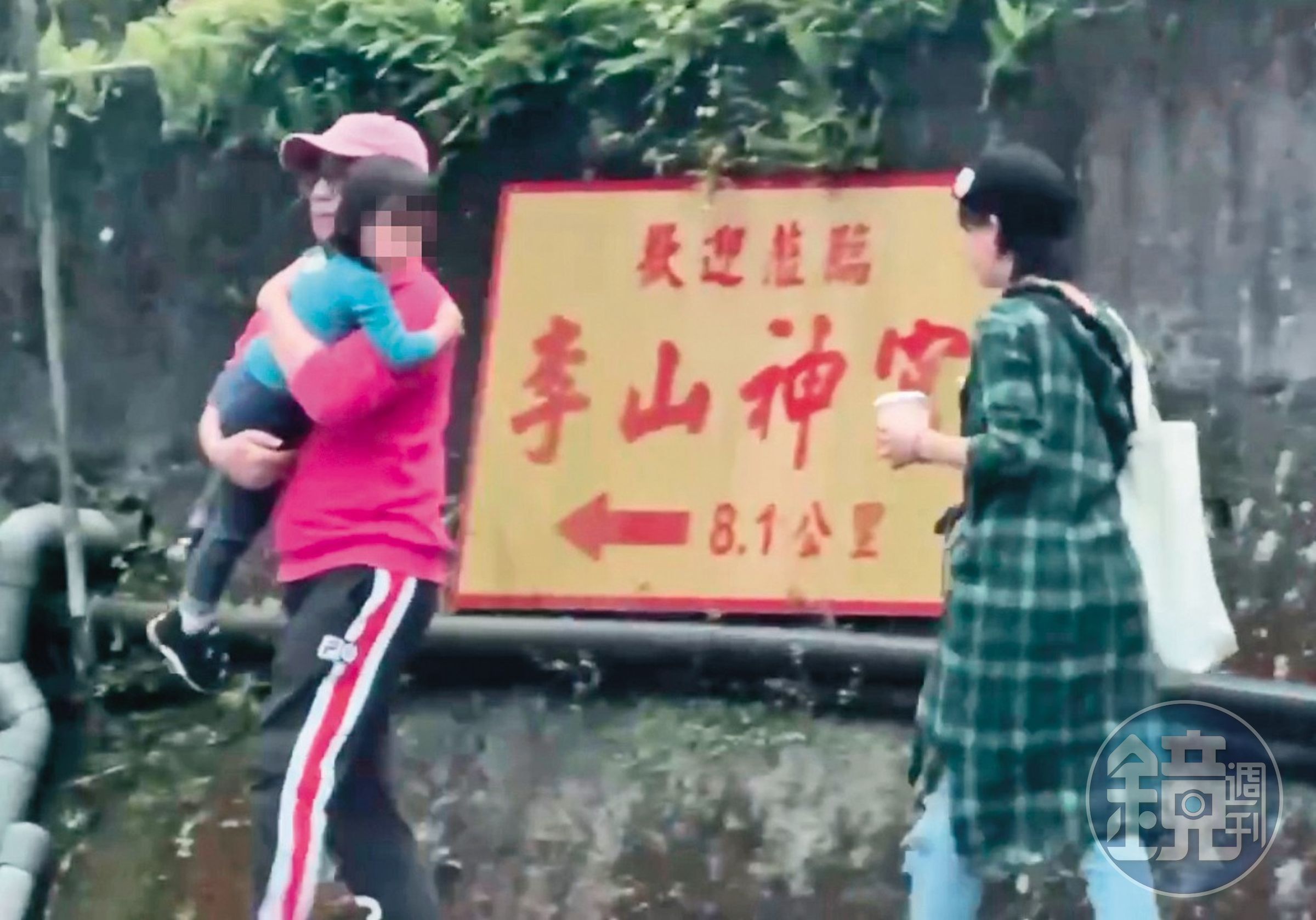 黃子佼隨後將女兒一把抱起，走去停車處。（讀者提供）