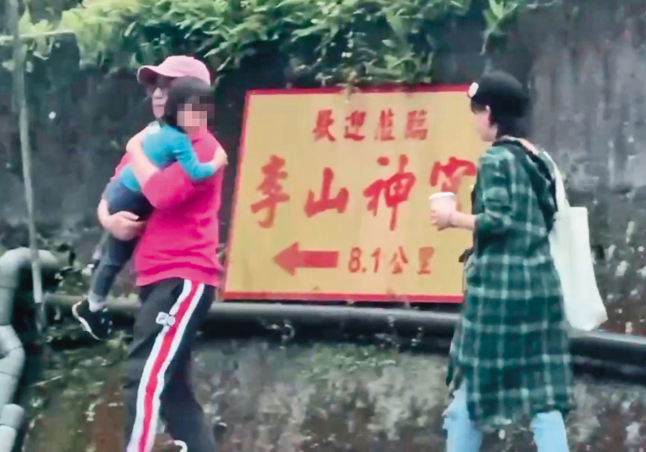黃子佼隨後將女兒一把抱起，走去停車處。（讀者提供）