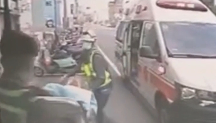 丈夫回家驚見妻小3人倒臥床上，9歲兒與1歲女明顯死亡多時。（翻攝畫面）