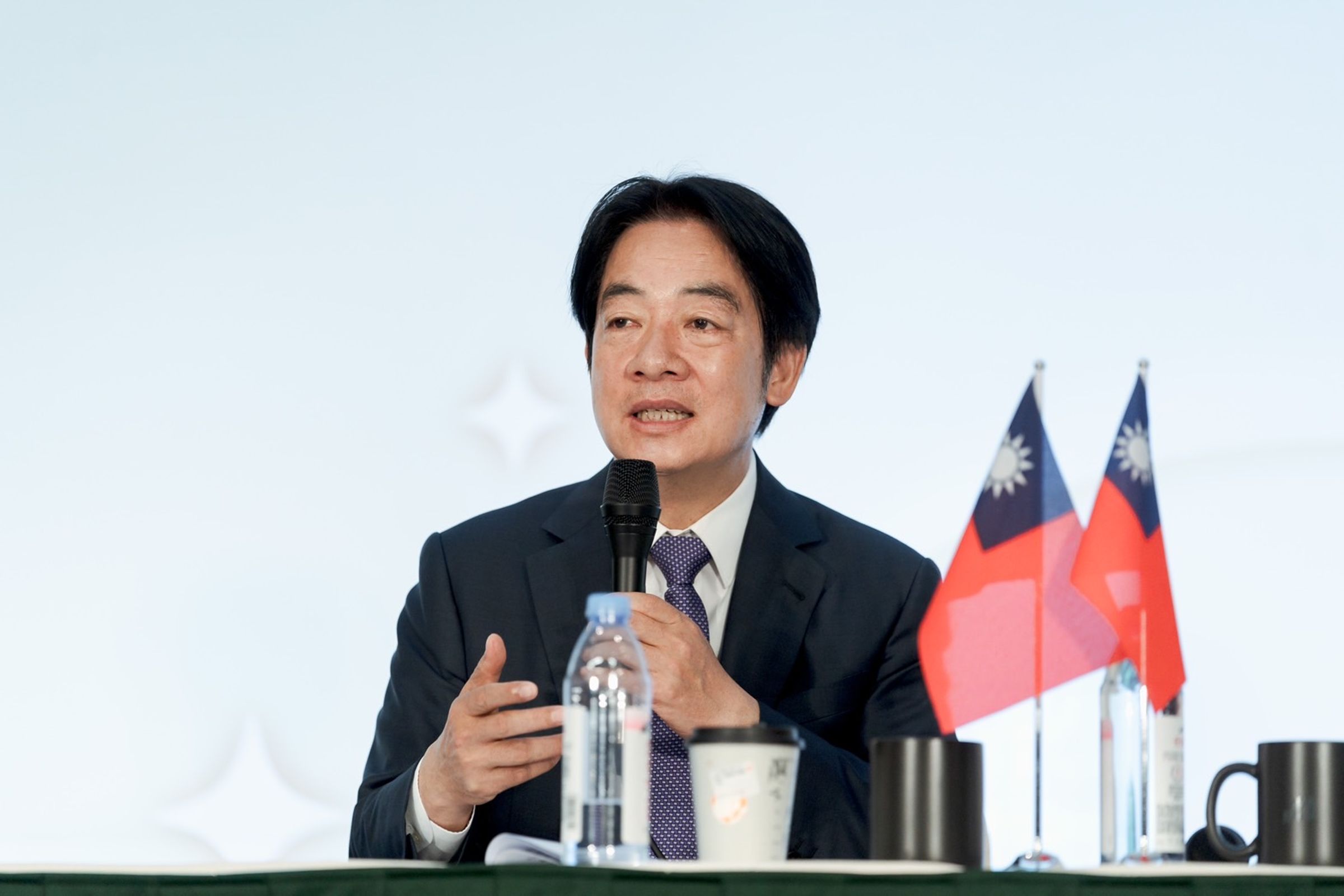 賴清德批評馬英九接受九二共識,荒廢台灣國防力量。(賴清德團隊提供)