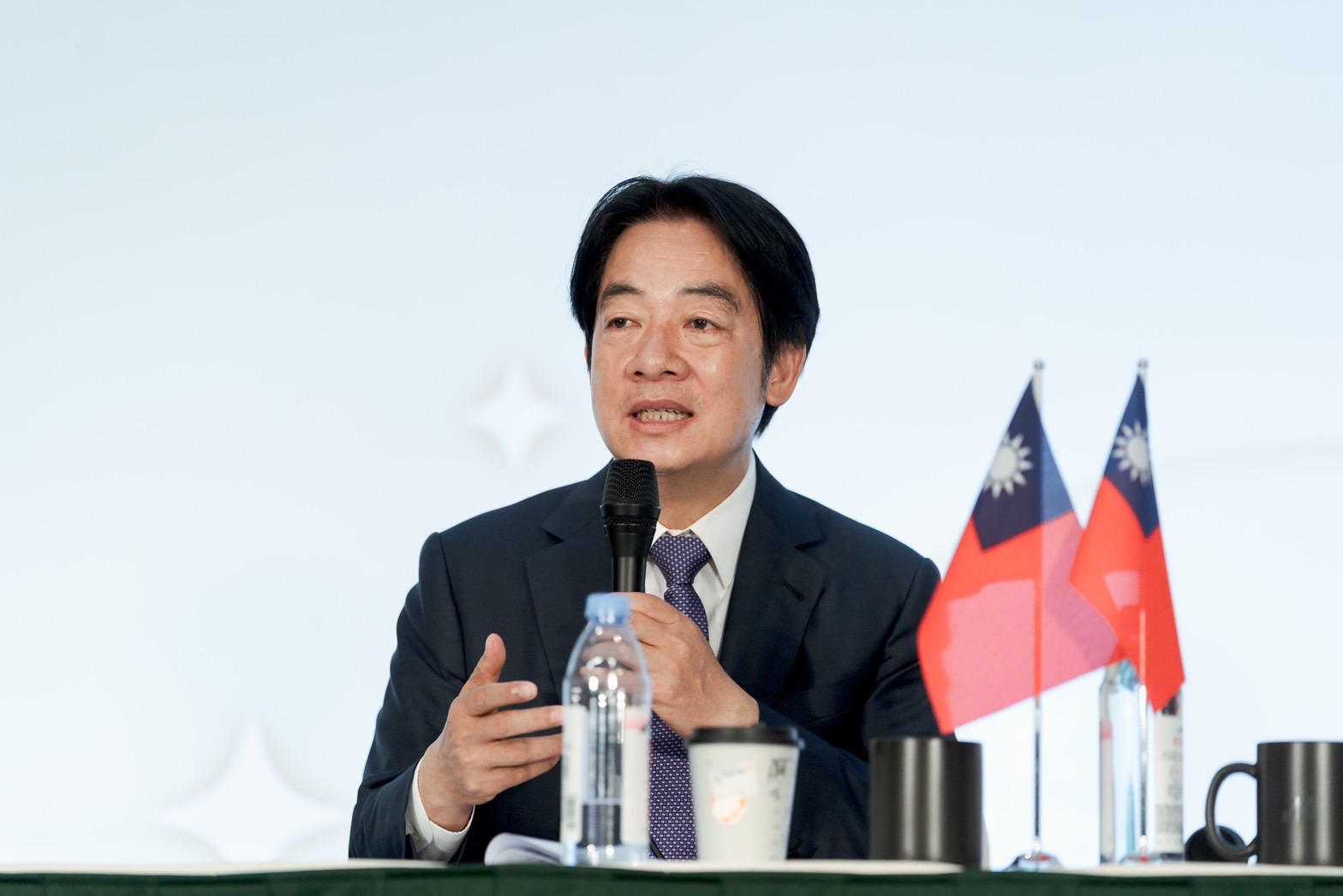 賴清德批評馬英九接受九二共識，荒廢台灣國防力量。（賴清德團隊提供）