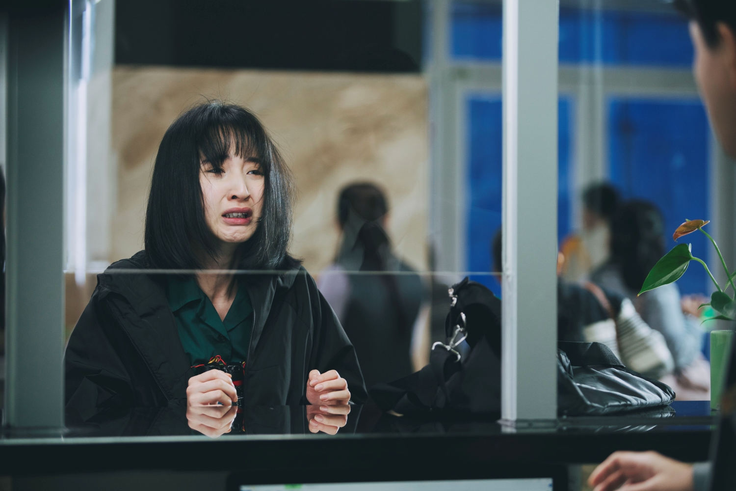 台劇《塑膠花》中李沐為愛獻身綁炸彈搶劫銀行。（抓馬文化提供）