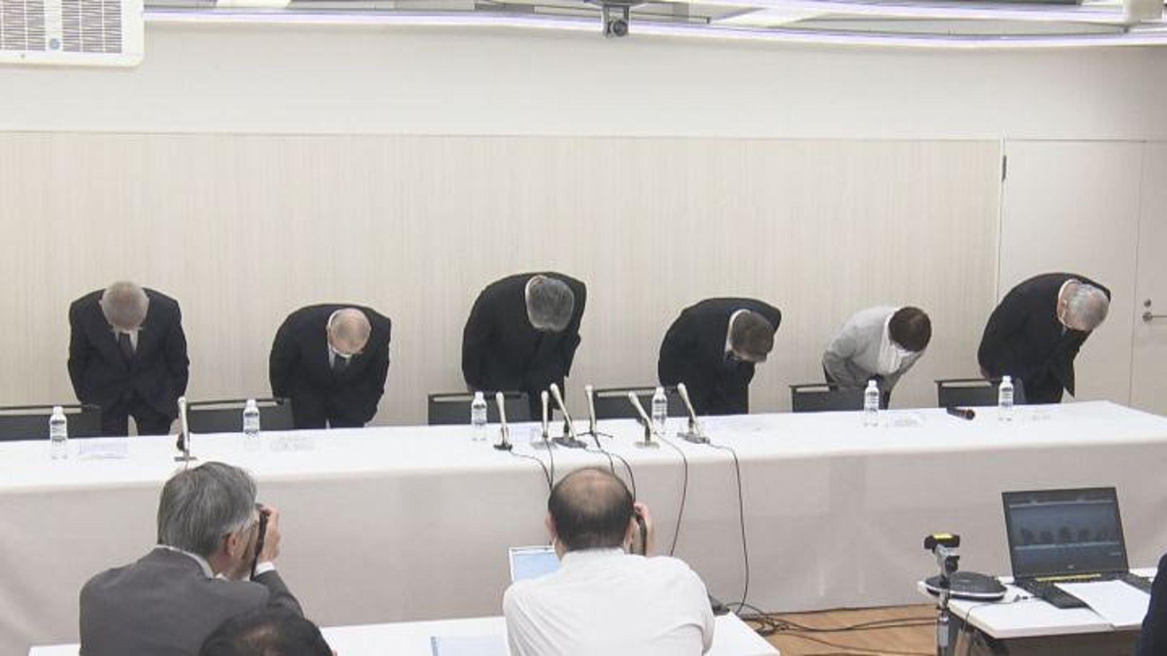 名古屋第二醫院院長佐藤公治召開記者會,向大眾鞠躬道歉。(翻攝X@masaogu1215)