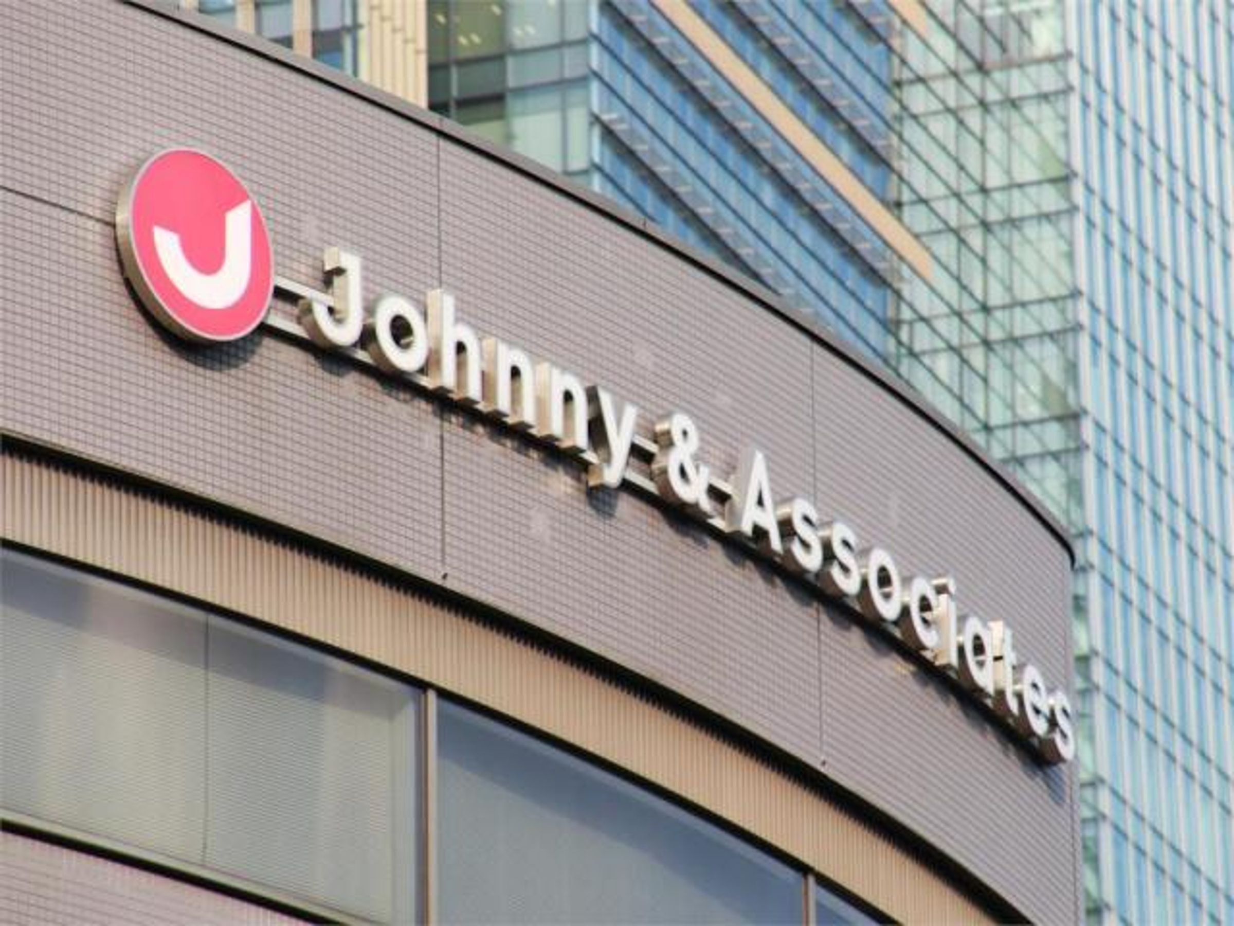 成立61年歷史的傑尼斯事務所因為已故創辦人強尼喜多川性侵醜聞，關門大吉。（網路圖片）