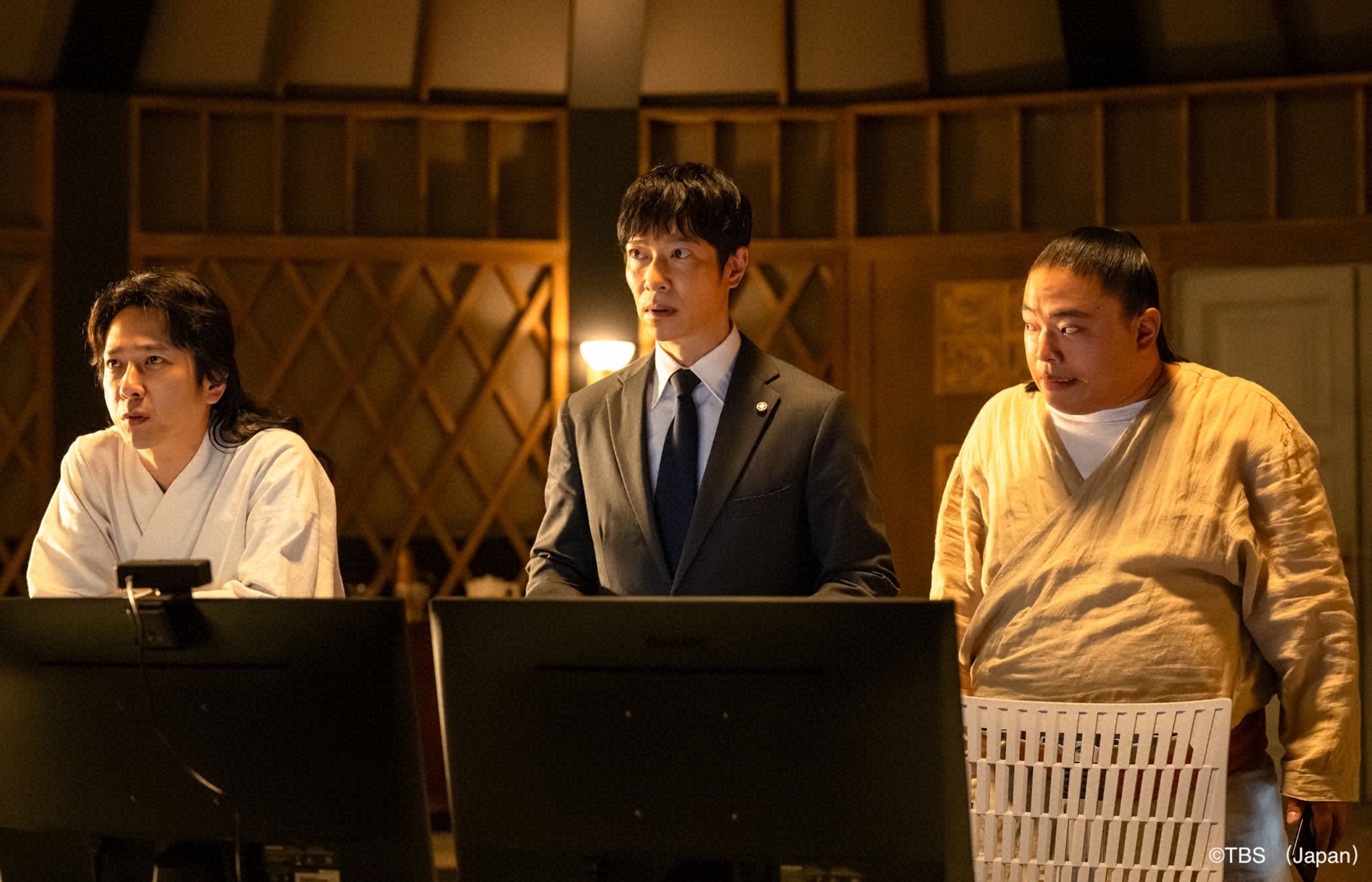 《VIVANT(2026)》二宮和也(左起)、堺雅人與富榮多拉姆齊聚,企圖揭開新謎團。(Hami Video提供)