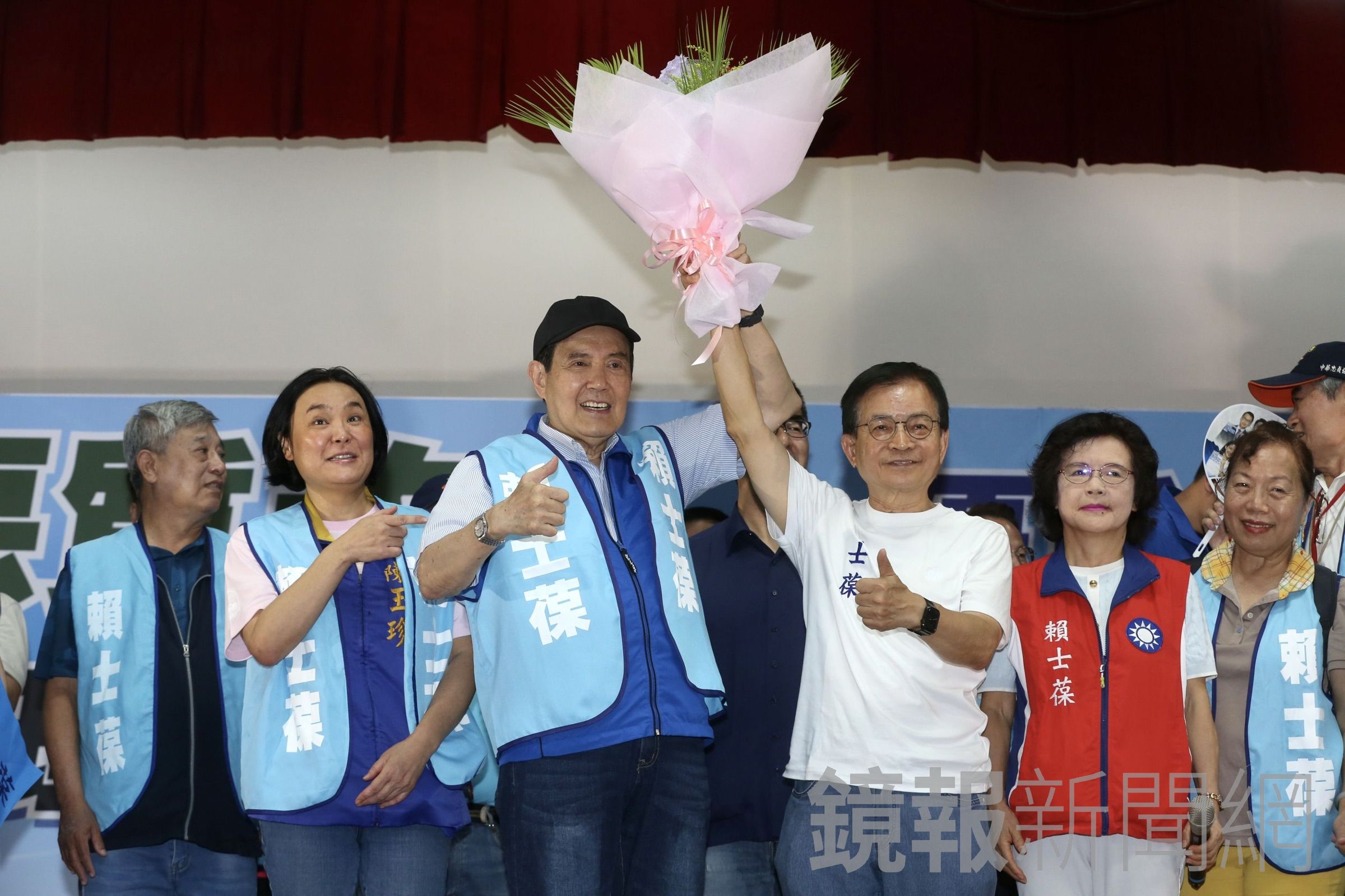 賴士葆現場送花祝馬英九75歲生日,支持者熱情高唱生日快樂。(鏡報董孟航攝)
