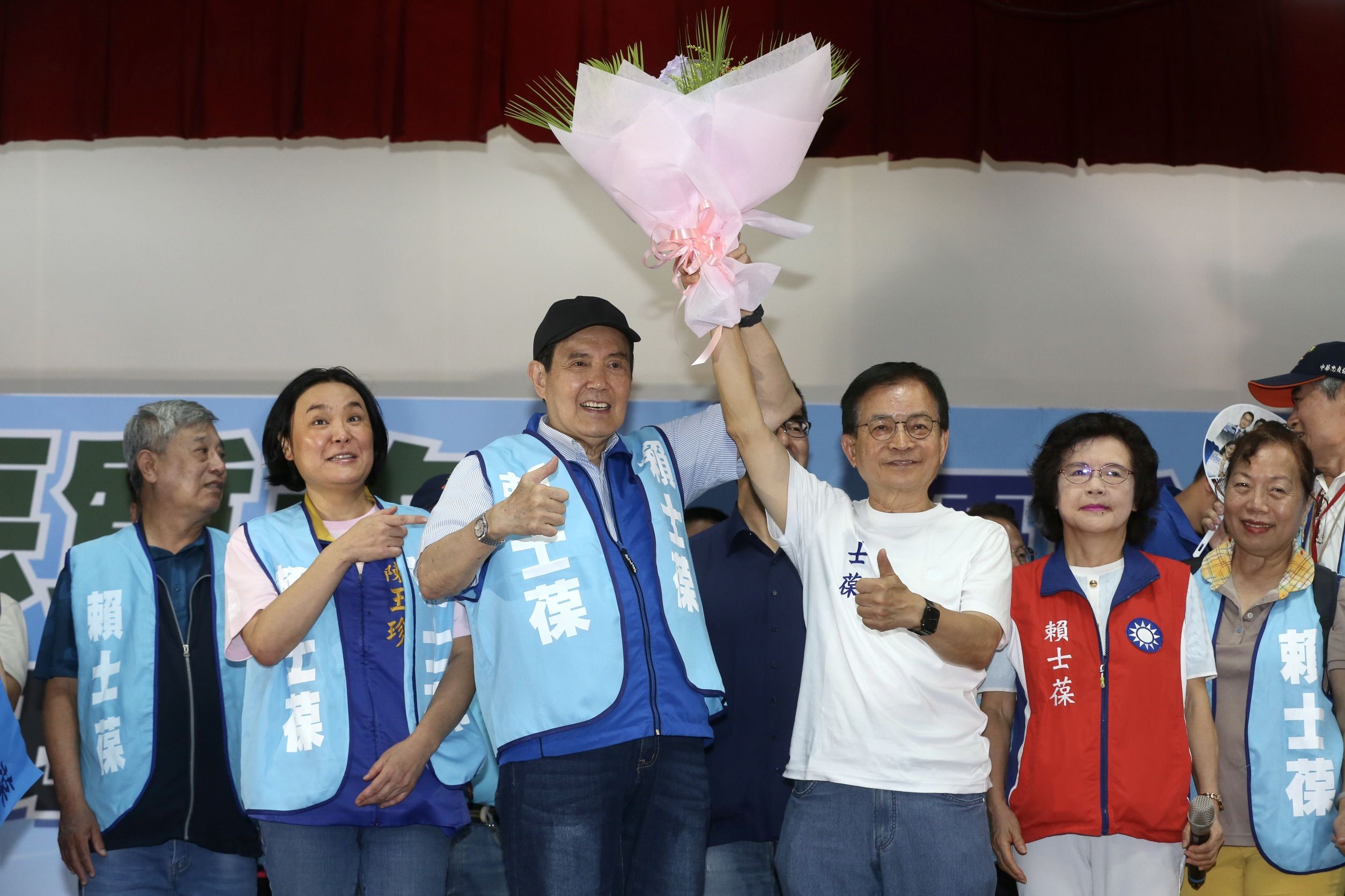 賴士葆現場送花祝馬英九75歲生日，支持者熱情高唱生日快樂。（鏡報董孟航攝）