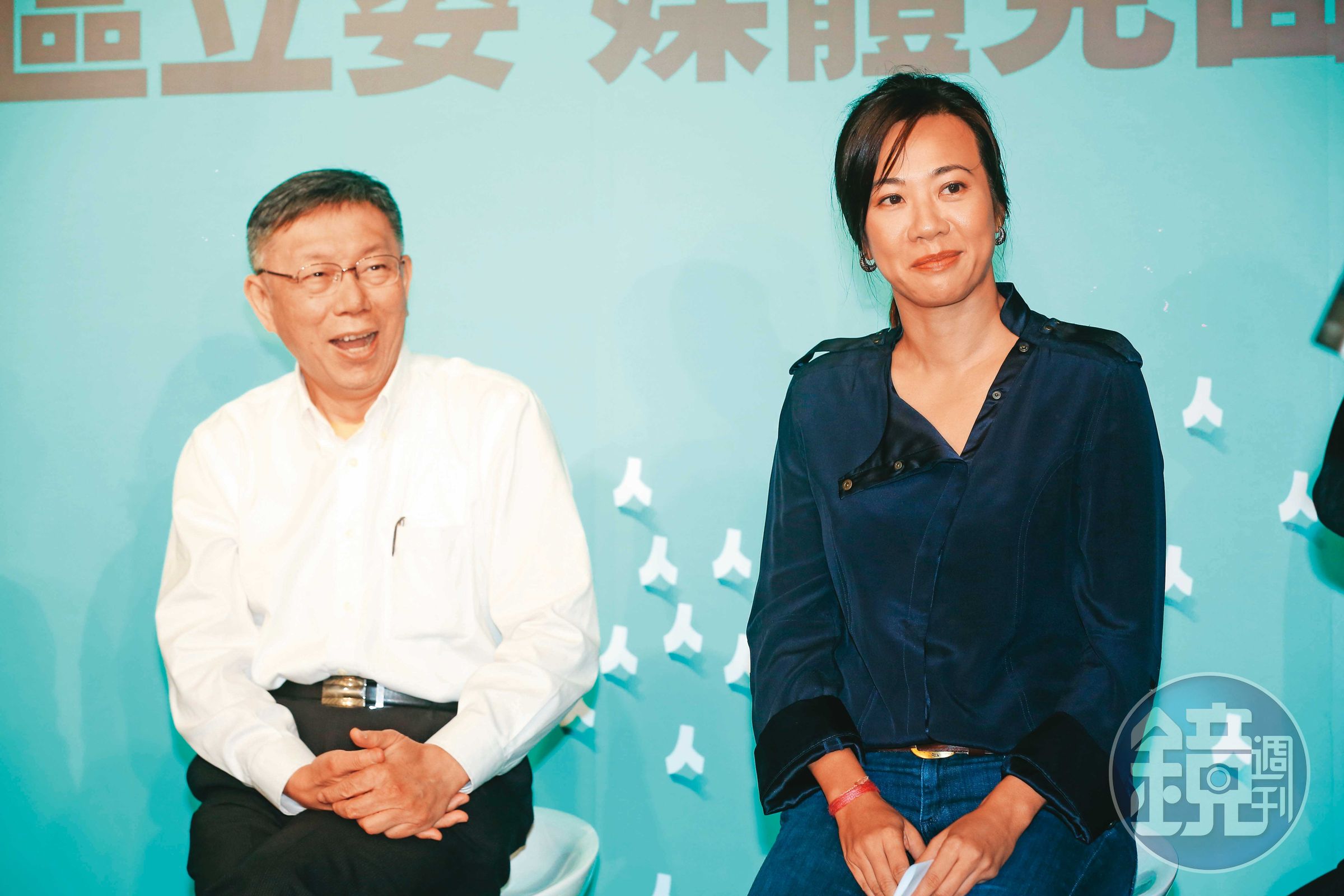 柯文哲(左)2023年宣布與新光大公主吳欣盈(右)搭檔競選後,曾擔心與吳欣盈合照的海報不利募款。